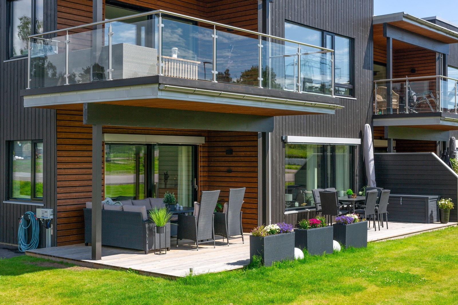 Delvis overbygd terrasse med gode solforhold. Galleribilde