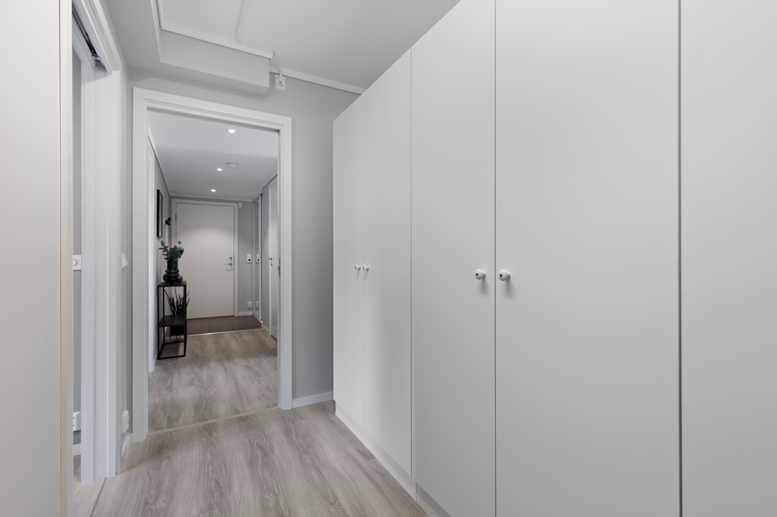 Fra gang som har godt med skapplass. Galleribilde