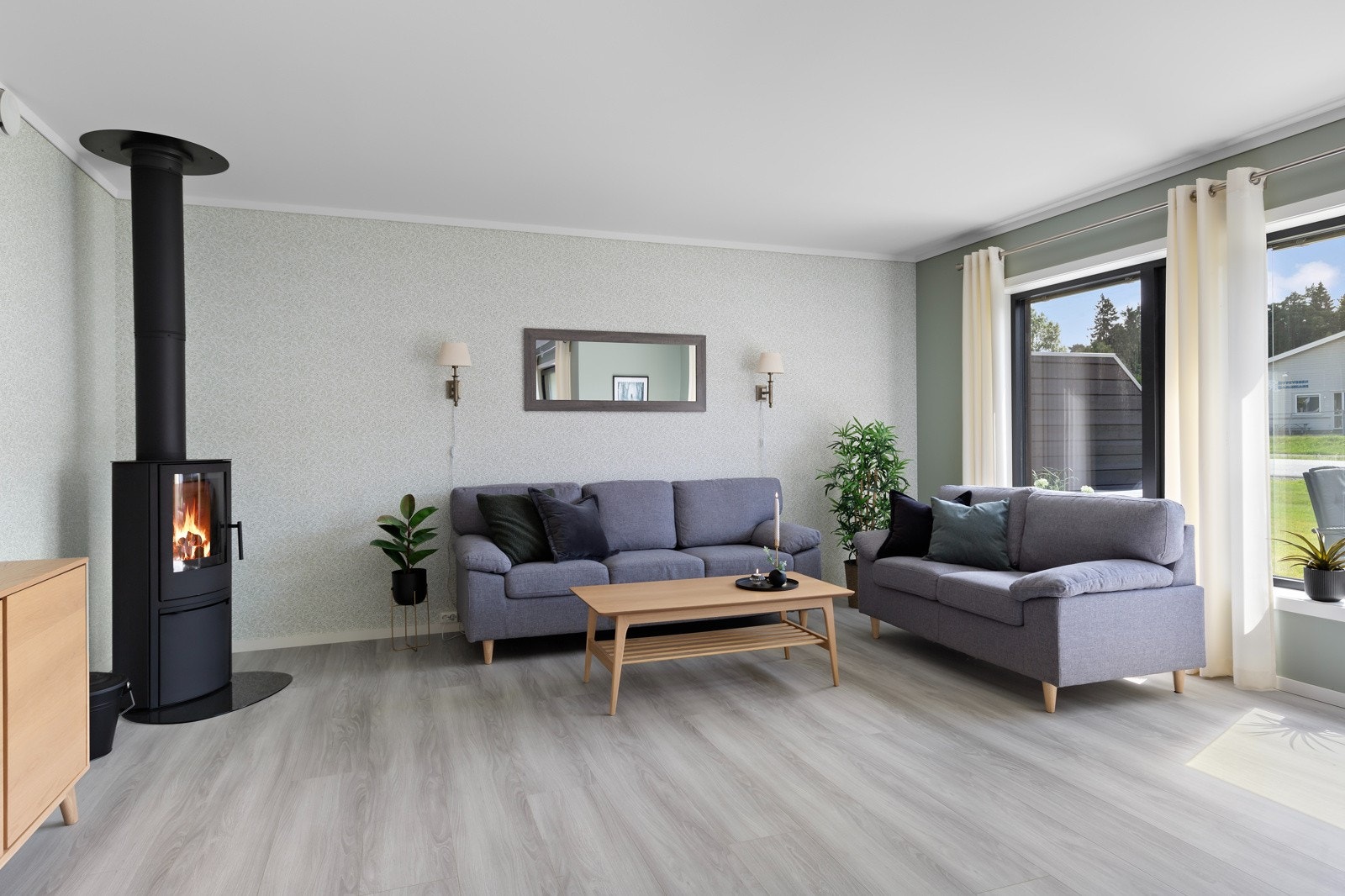 De generøse vindusflatene gir også en flott romfølelse, samt slipper godt med naturlig lys inn. Galleribilde