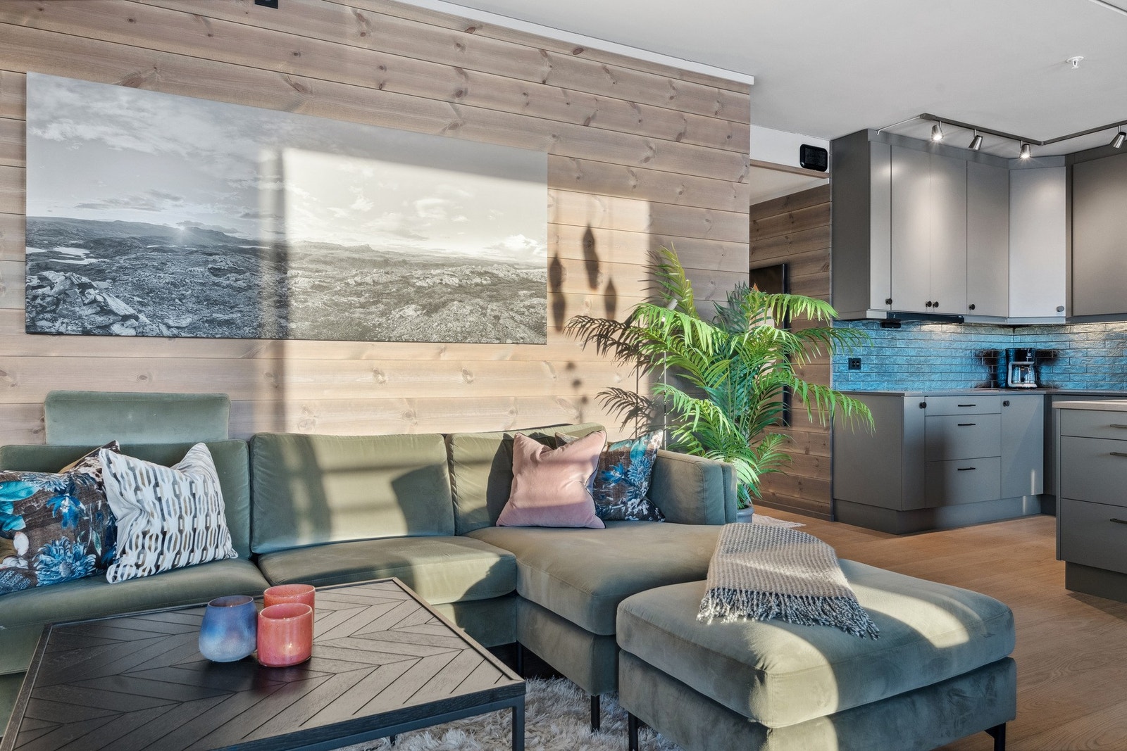 Åpen stueløsning som innbyr til hyggelige stunder med familie og venner. Galleribilde