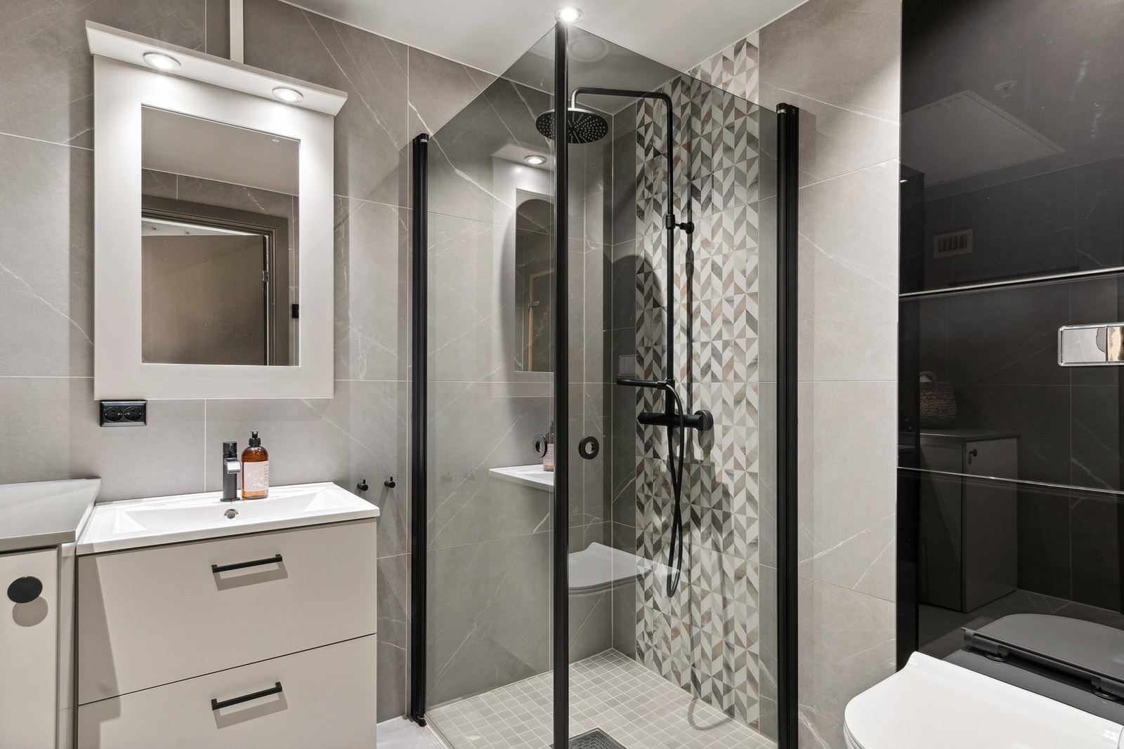 Gjestebadet er innredet med dusj, servant, toalett, vaskemaskin, og badstue. Galleribilde