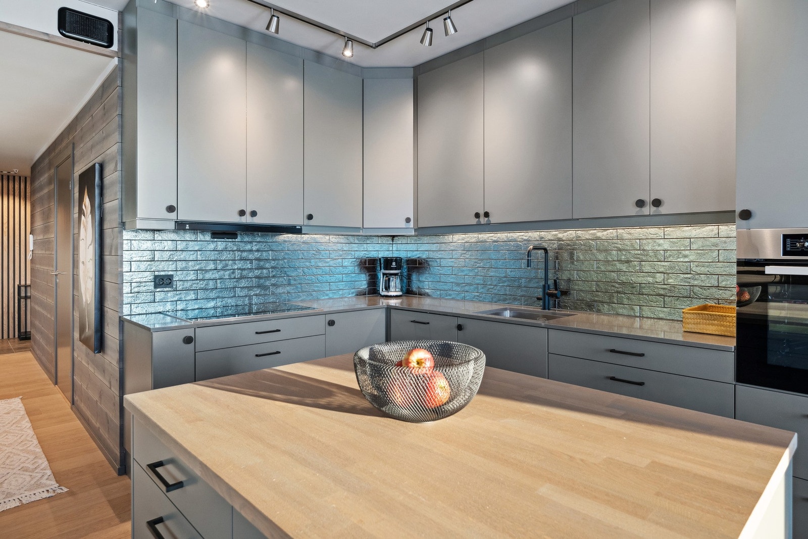 Kjøkkenet er utstyrt med Miele hvitevarer av høy kvalitet, og leiligheten har vannbåren varme for ekstra komfort. Galleribilde