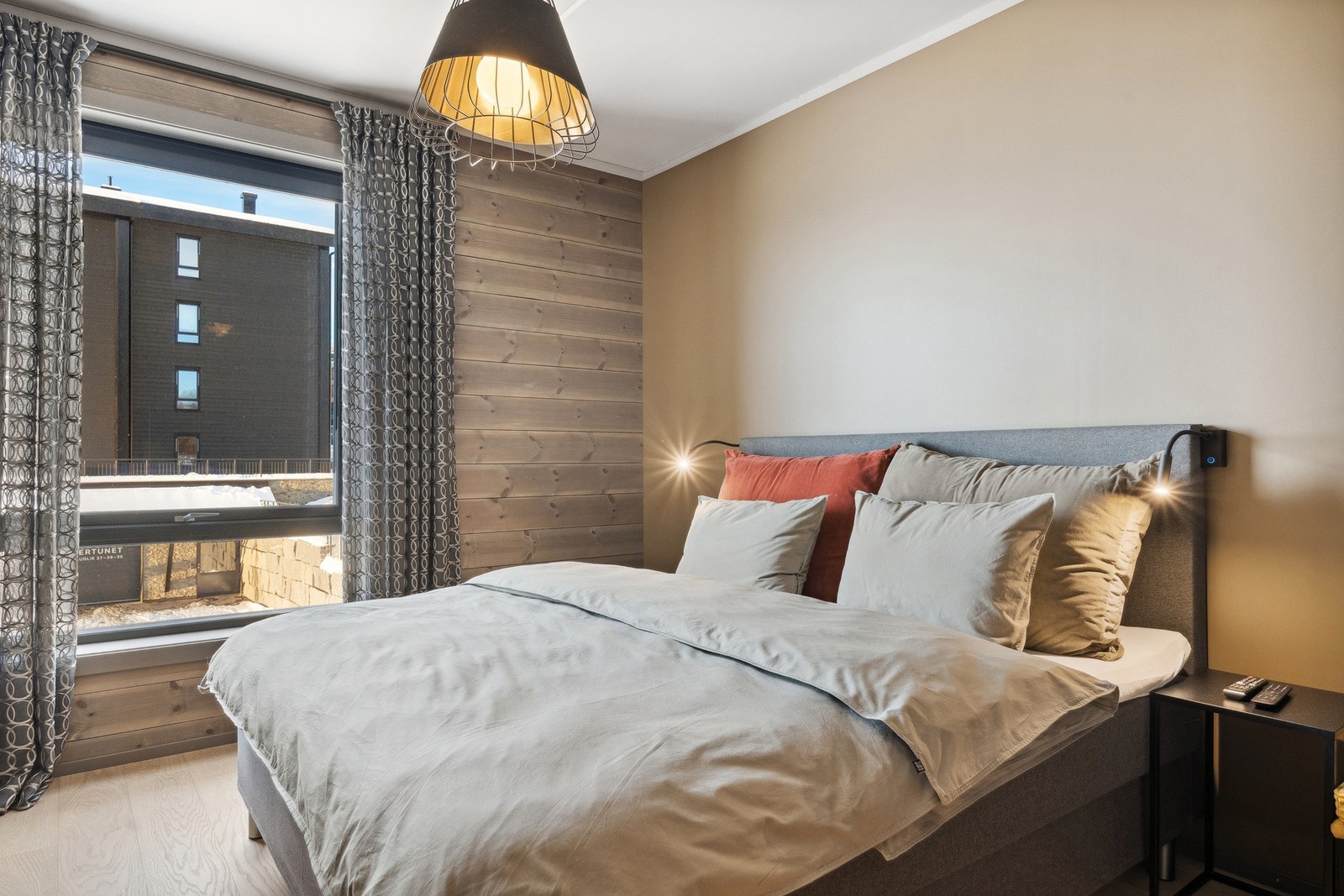 Hovedsoverommet er i dag innredet med dobbeltseng og nattbord. Tilgang til eget bad. Galleribilde