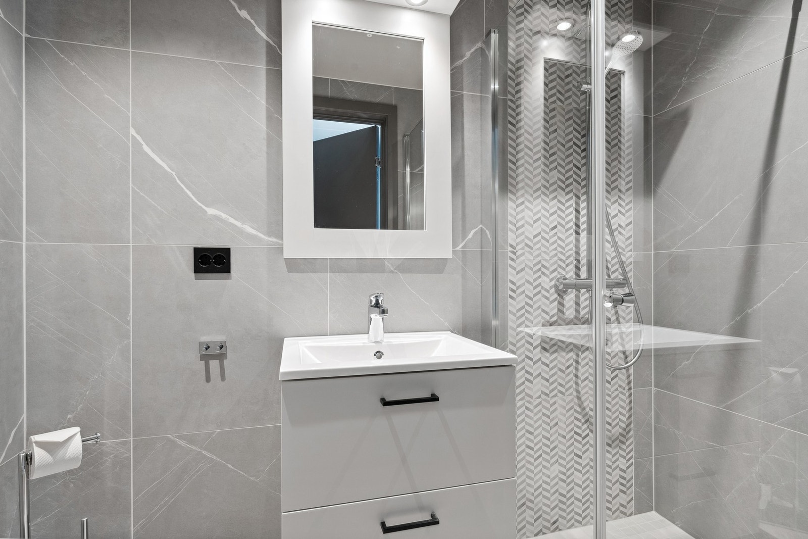 Bad tilknyttet hovedsoverommet. Her får man dusj, toalett, og servant. Galleribilde