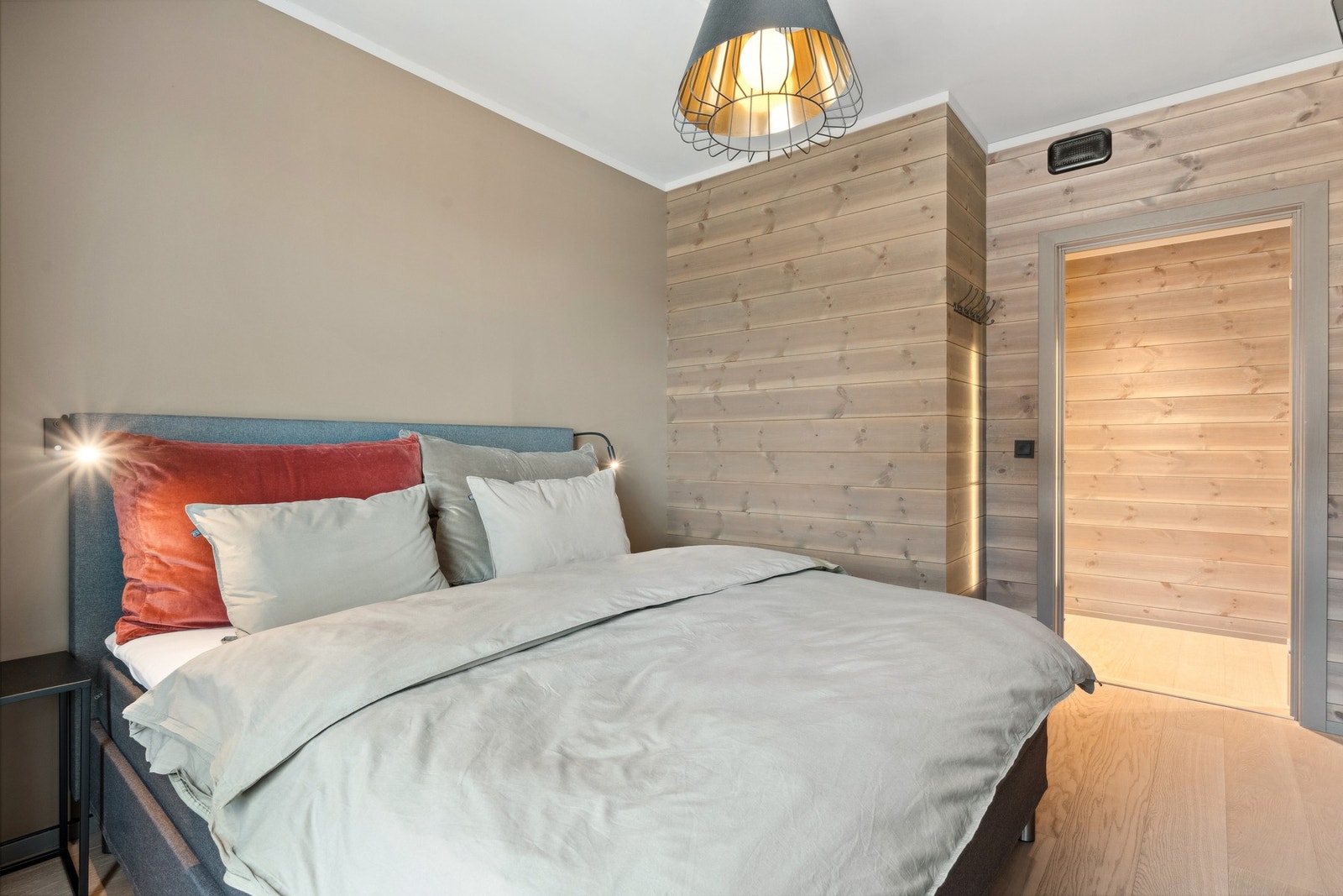 Begge soverom er innredet med garderobeskap i malte folierte plater. Galleribilde