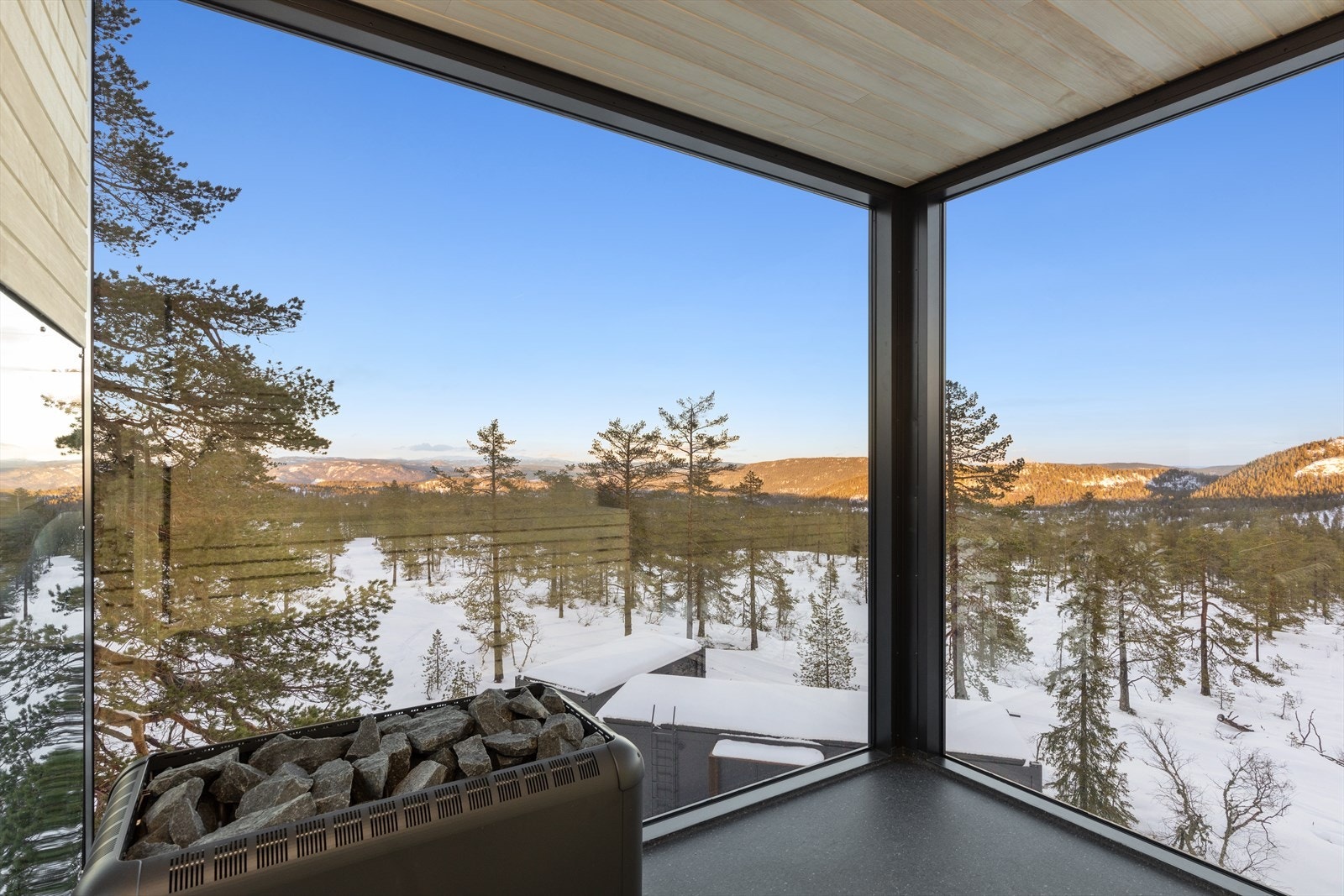 Nyt den fantastiske utsikten fra badstuen i toppetasjen! Galleribilde