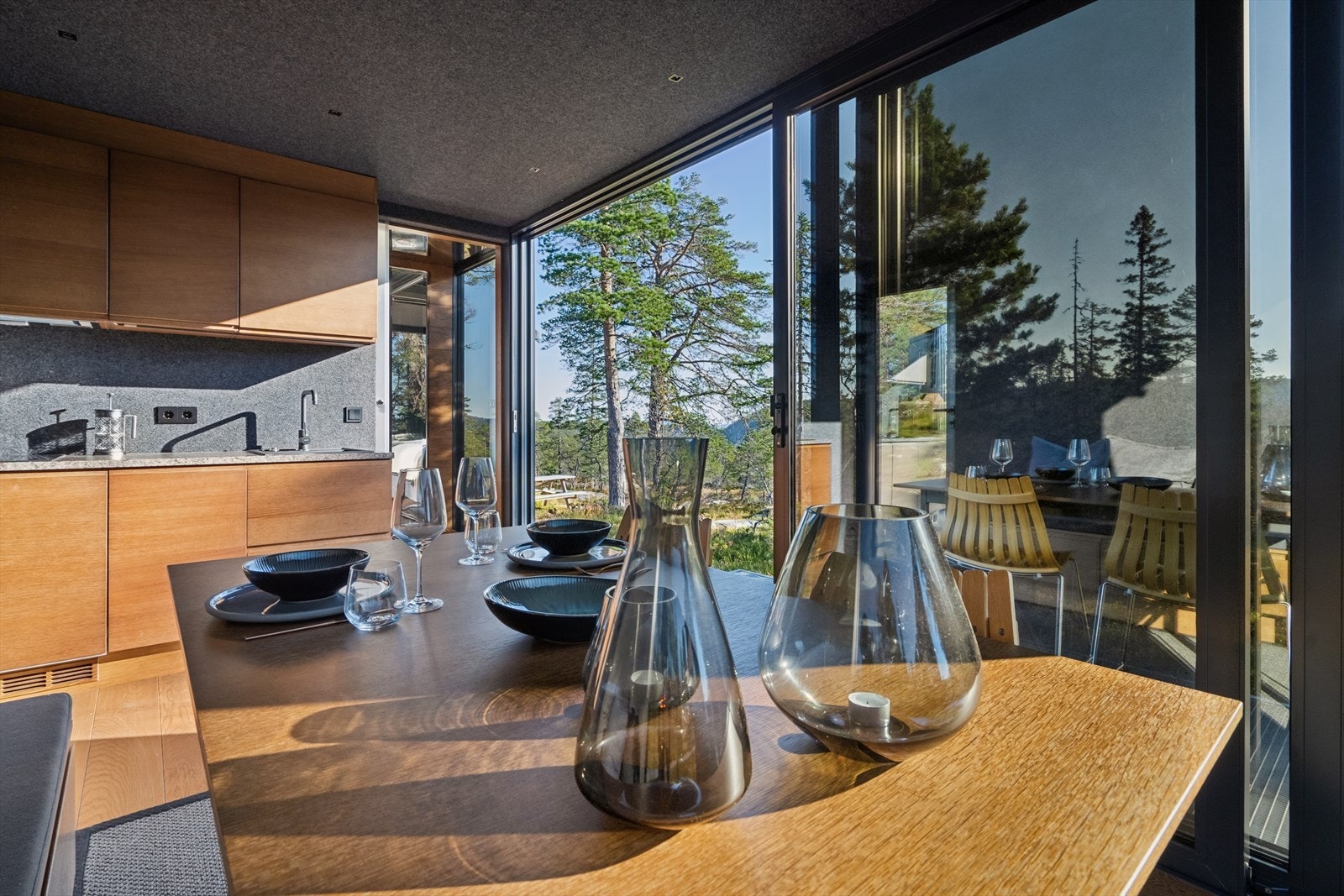 Store vindusflater mot naturen og skiløypene. Galleribilde