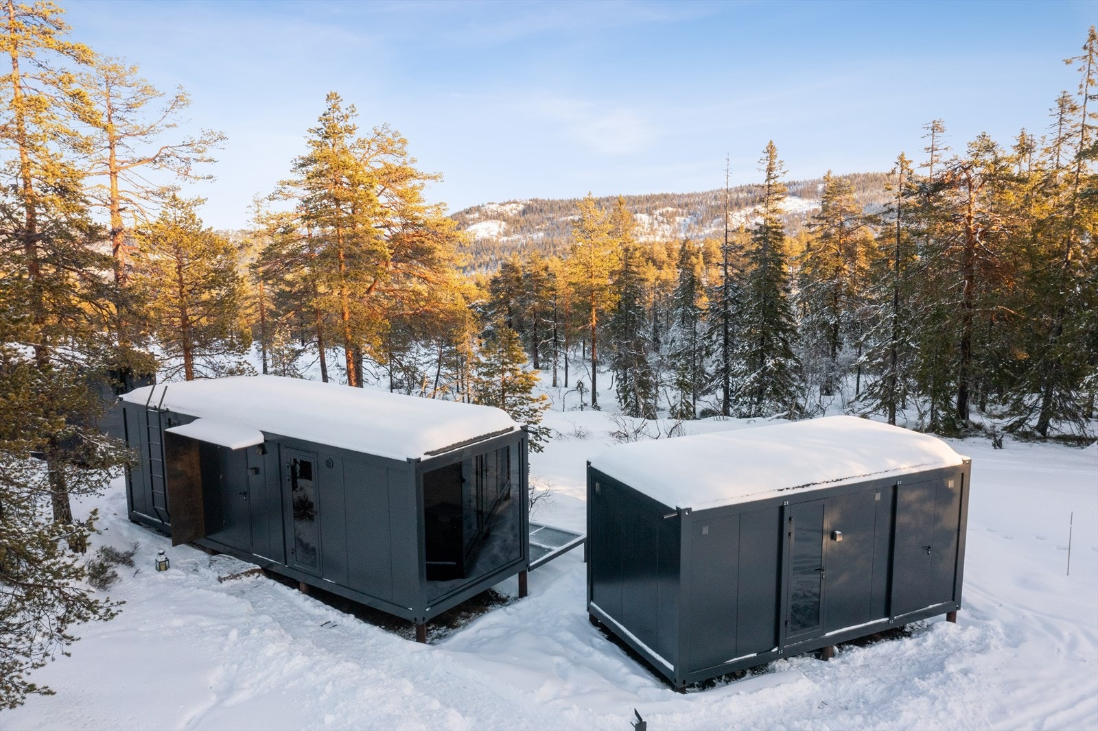 Det er opparbeidet gangstier med solcellebelysning fra
parkeringen og inn til fellesområde / ned til hver enkelt hytte. Det er montert Zaptec lader med type-3 uttak og opptil 22kW effekt som går på måler for hytte/anneks. Galleribilde