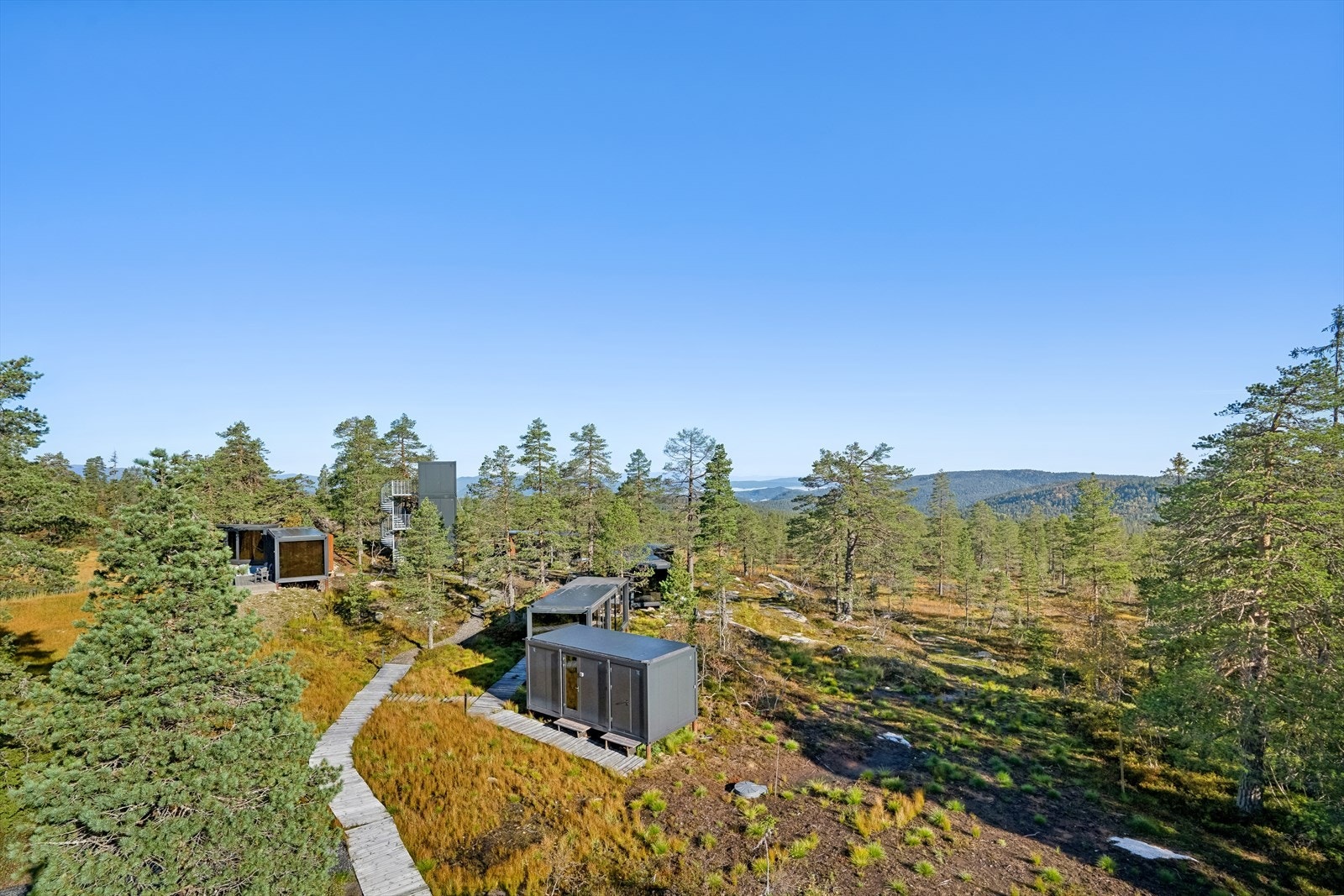 Koselig område mellom hyttene, med tårnet i midten. Galleribilde