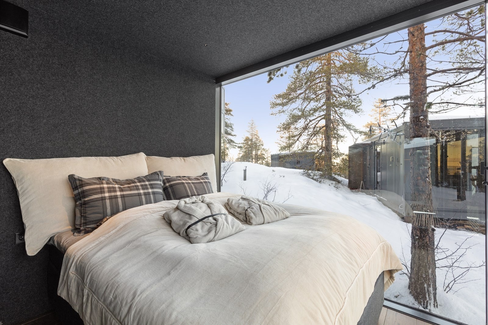 Med panoramavinduer ut mot naturen, både i front og på siden, vil du få en tilnærmet følelse av å ligge
ute. Helt unikt og helt annerledes soverom enn det man vanligvis finner i andre hytter. Et lekkert
soverom med dobbeltseng (160 x 200 cm). Galleribilde