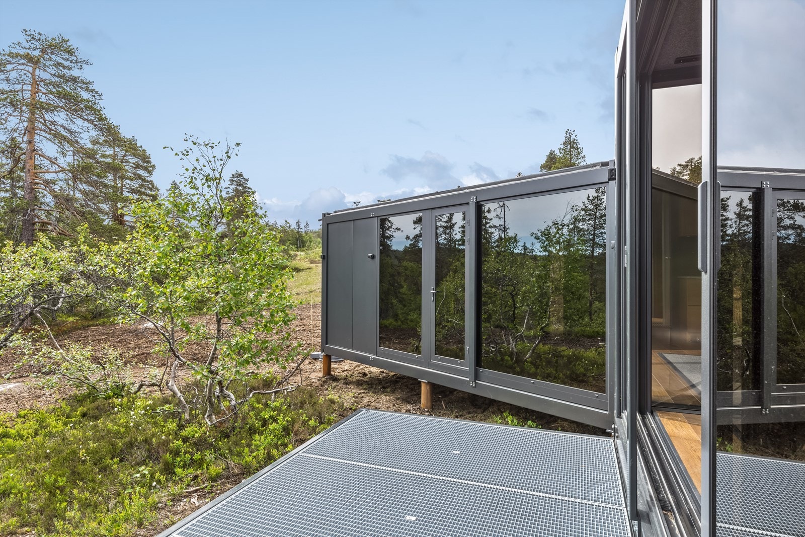 Annekset ligger tett inntil hovedhytta og har soverom og eget bad. Galleribilde