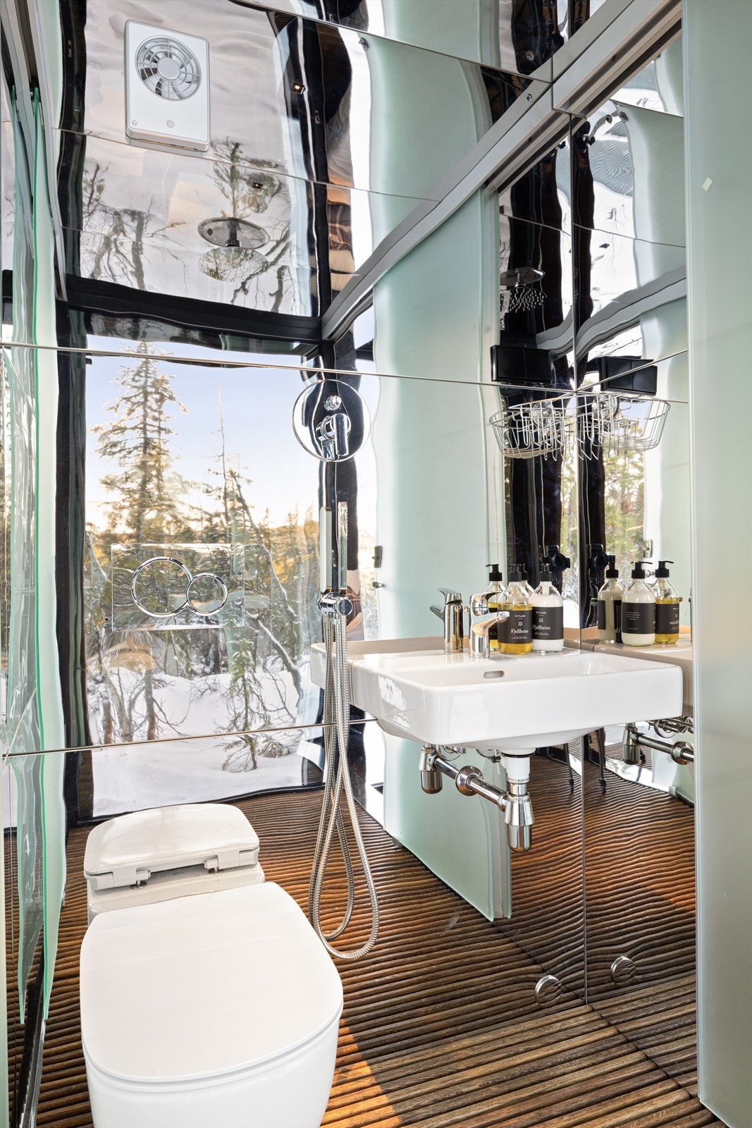 Badet er kompakt, men har alt et bad inneholder.
Det er benyttet velprøvde og kjente høykvalitetsprodukter på alt av VVS - vegghengt WC, servant, etthånds blandebatteri, regndusj osv. Galleribilde