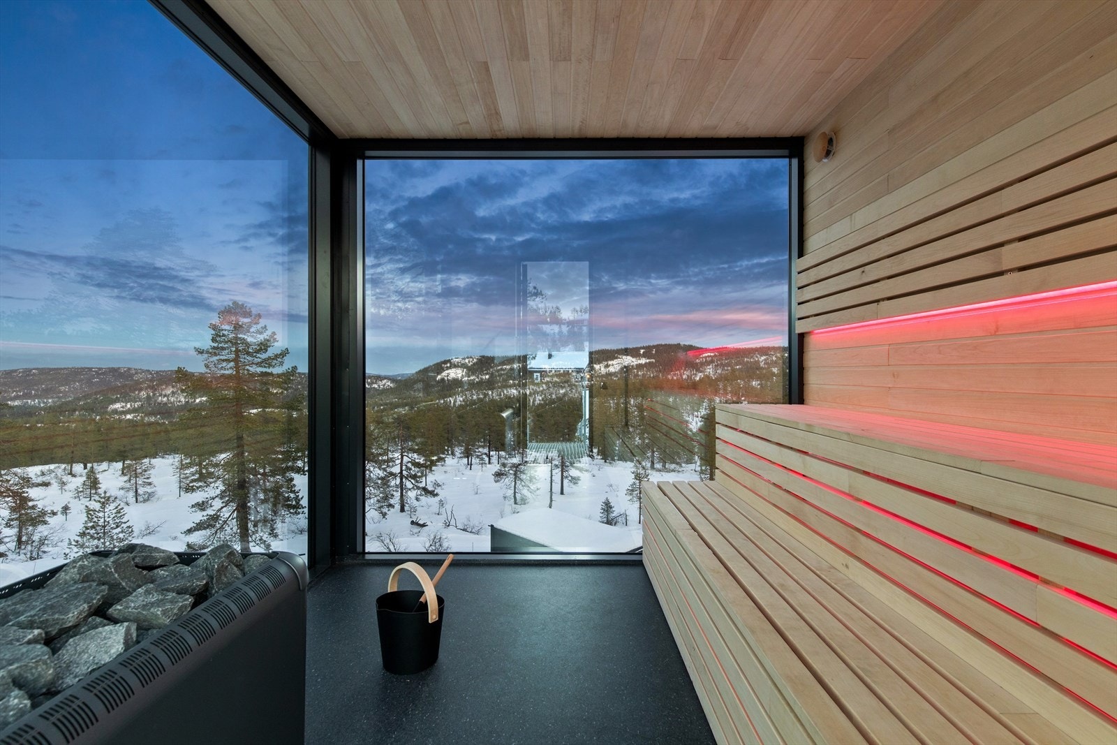 Som sameier i Omgi Blefjell har du tilgang til mer enn din egen hytte. Et spektakulært tårn over tre etasjer, gjemt inne blant trærne, gir rom til en stor badstue og dusj med praktfull utsikt over området gjennom store panoramavinduer mot øst og nord. Galleribilde