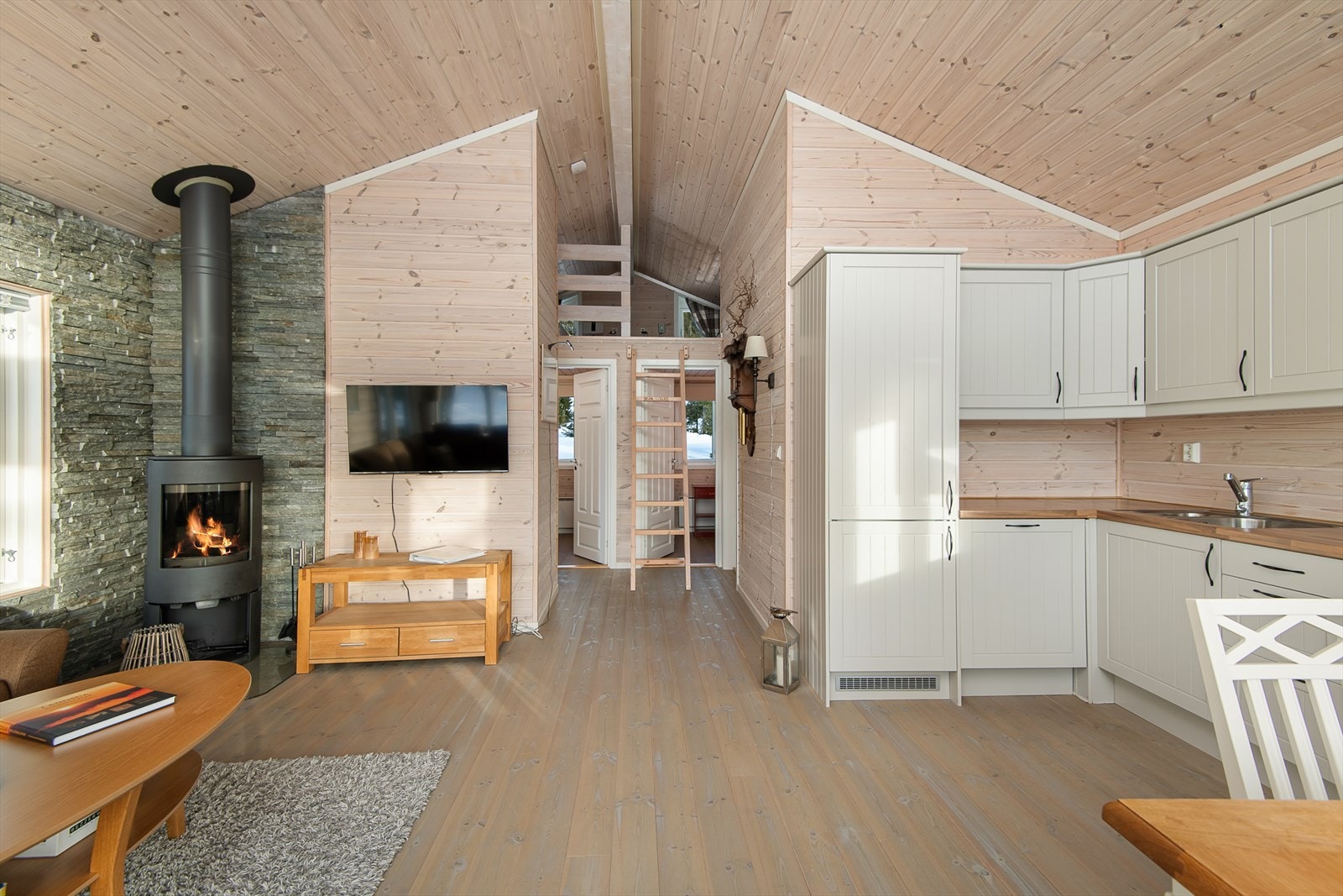 For ekstra god varme og stemning er det installert en peisovn. Denne har fin plassering i hjørnet av hytta og kan ses fint fra både sofaen og spisebordet. Galleribilde