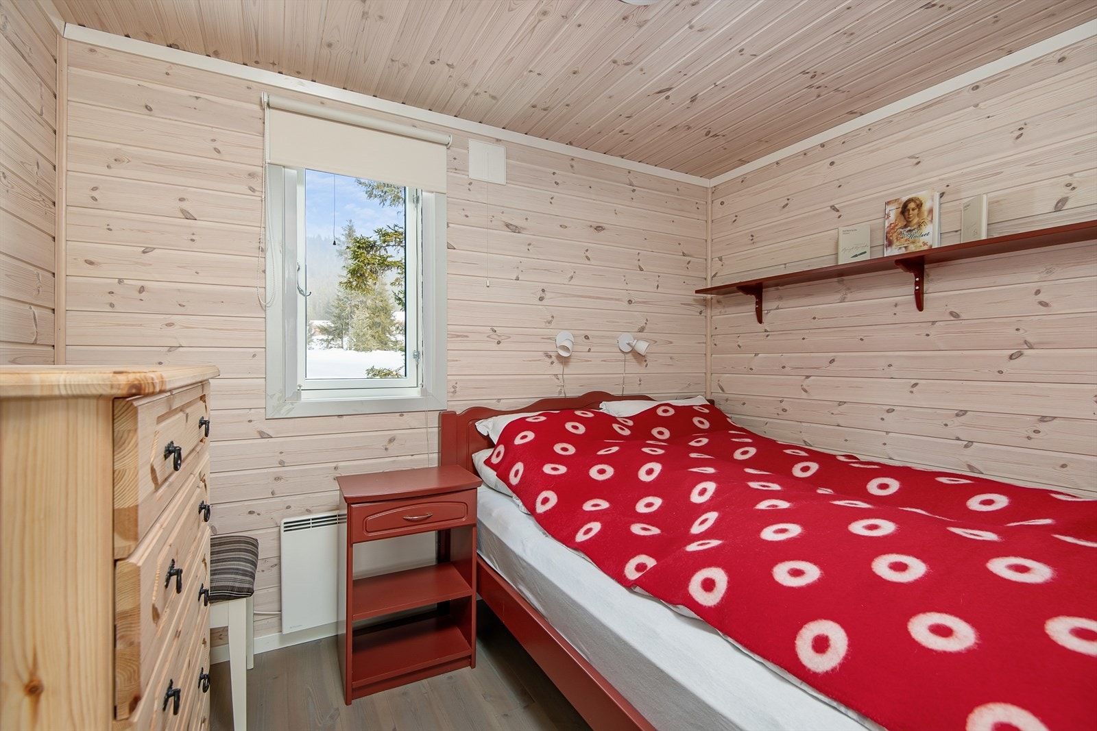 Hovedsoverom med plass til dobbeltseng. Det er også plass til oppbevaringsmøbel som kommode. Galleribilde