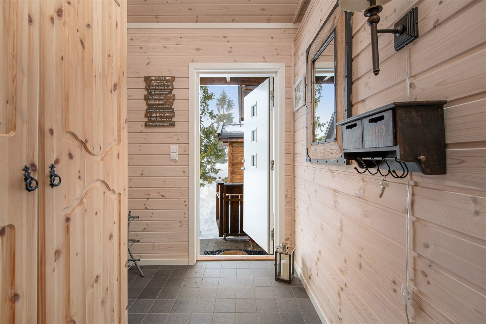 Gang med muligheter til å henge fra seg yttertøy og utstyr. Fliser med varmekabler på gulvet. Galleribilde