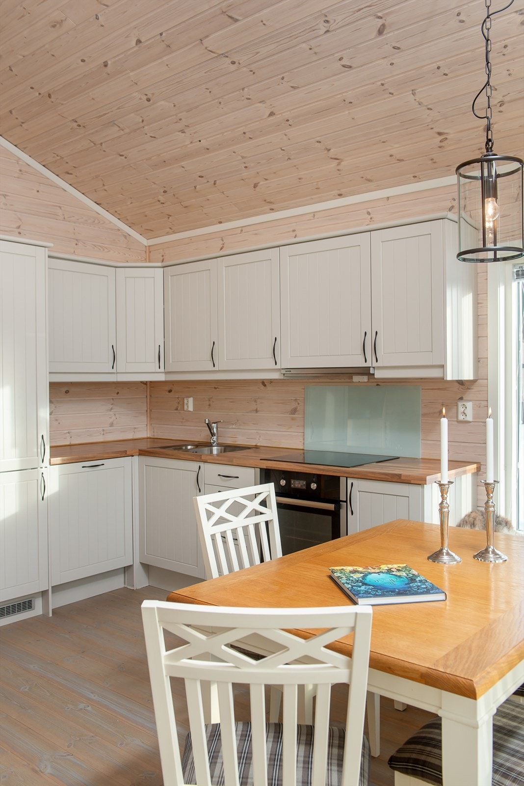 Det er avtrekk over komfyr. Over-og underskap for god oppbevaring. Galleribilde