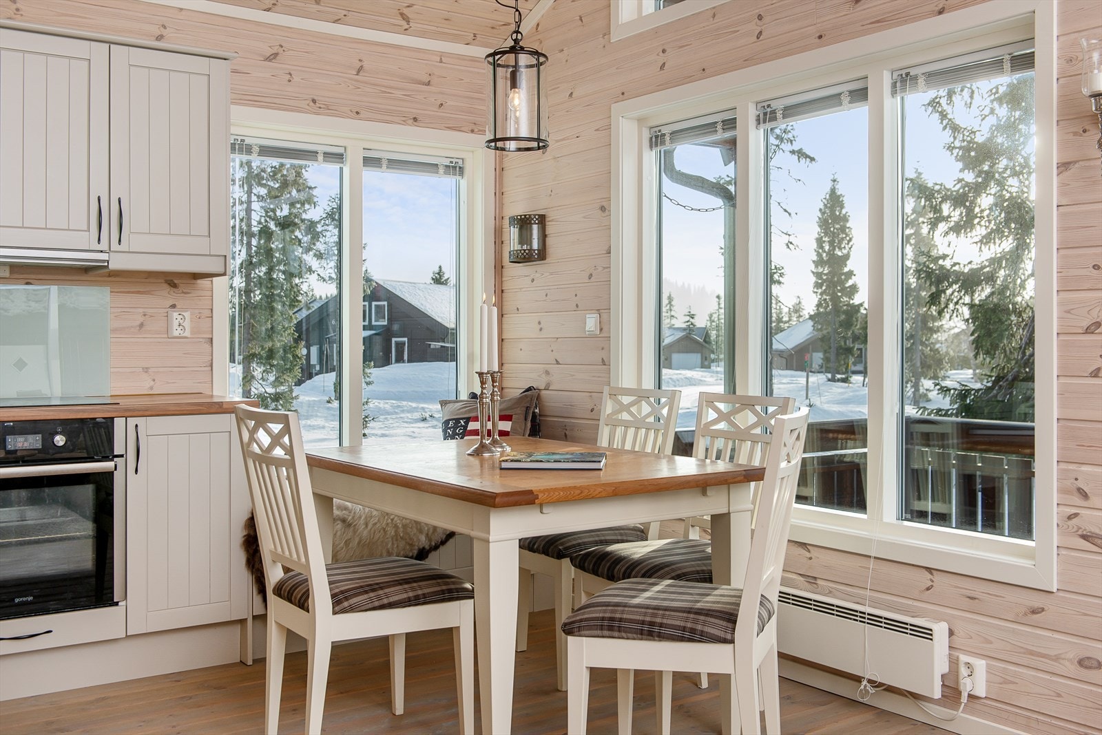 Hyggelig å samles rundt spisebordet til felles måltider når en er på hytta. Galleribilde