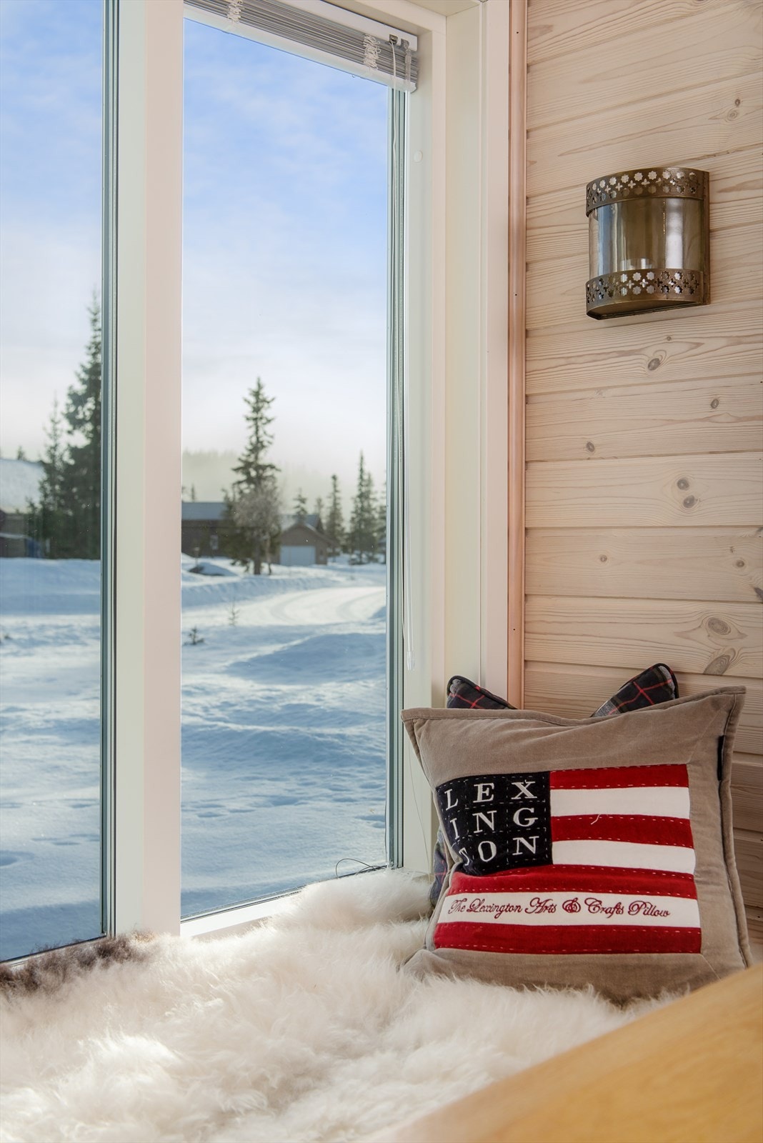 Sittebenk i forlengelsen av kjøkkeninnredningen gir en herlig sitteplass ved vinduet! Galleribilde