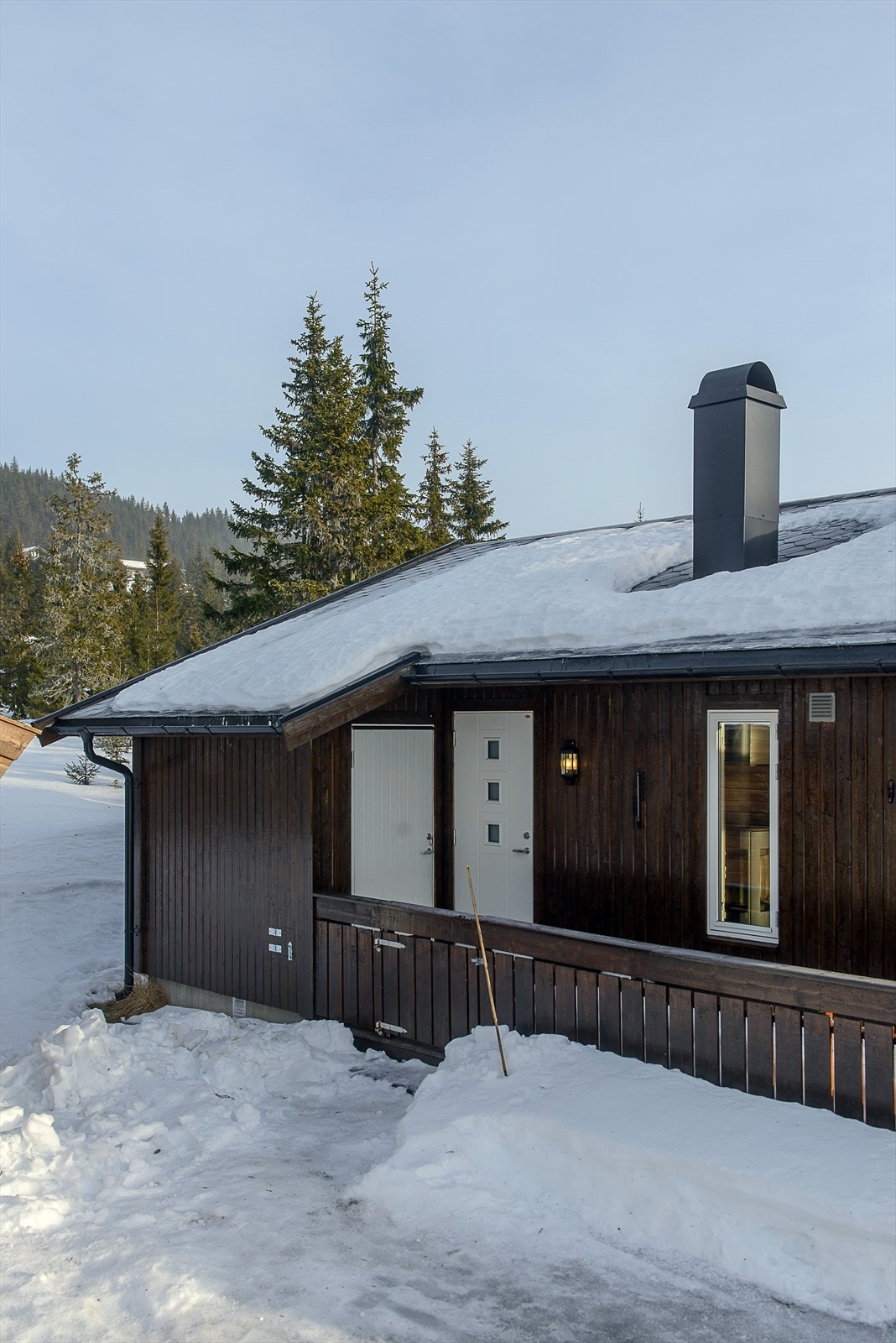 I forbindelse med inngangspartiet er det en utvendig sportsbod på hytta. Terrassen går på to sider av hytta. Biloppstillingsplass utenfor egen hytte. Galleribilde