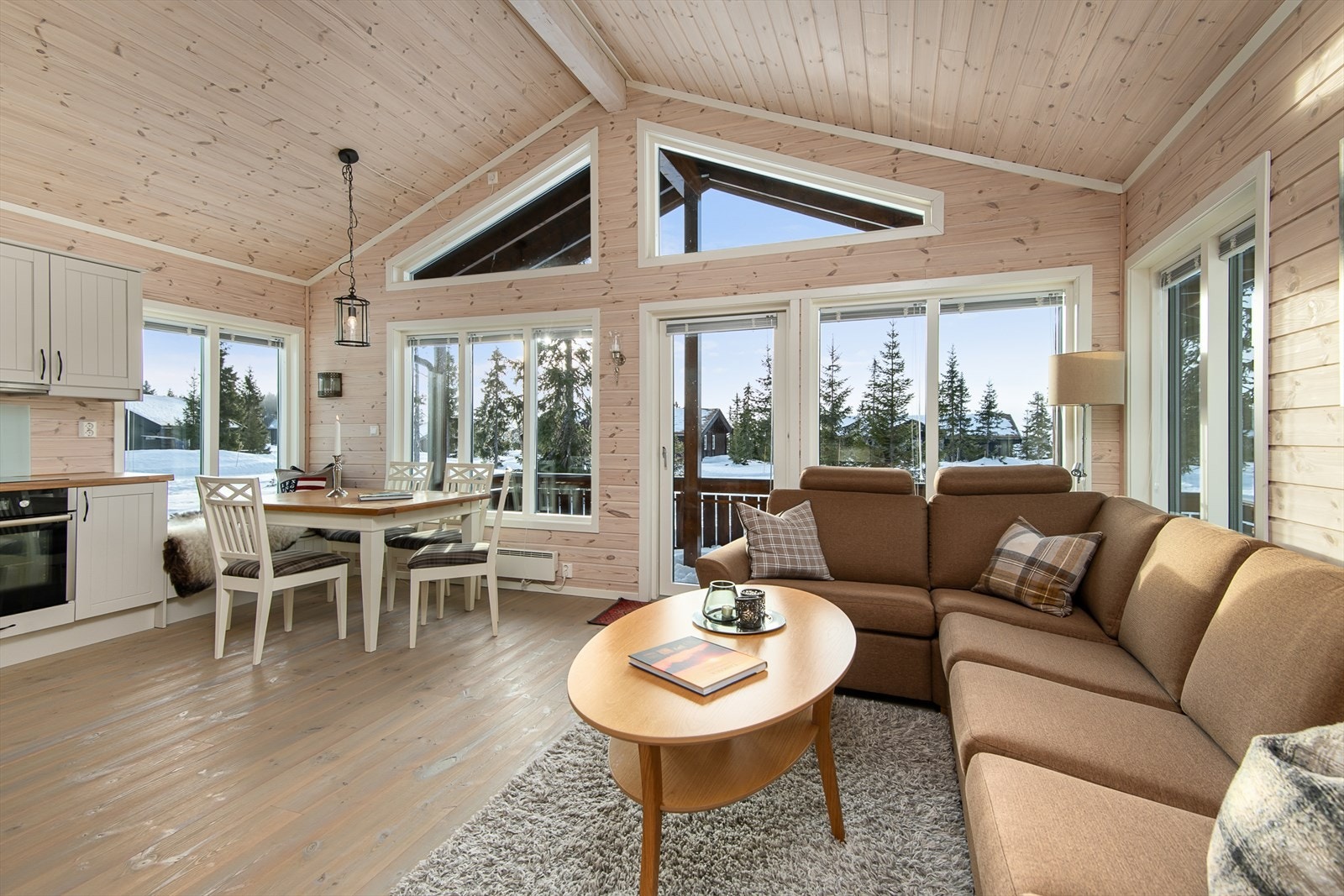 Oppholdsrommet i hytta er luftig og sosialt med kjøkken og stue i åpen løsning. Galleribilde