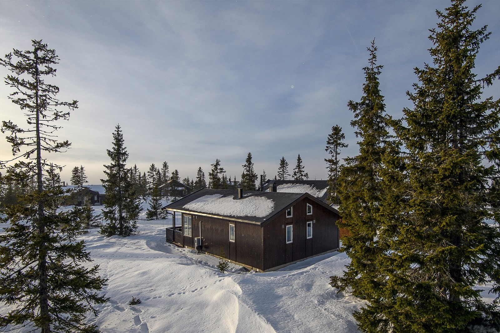 Hytta er en del av et etablert hyttefelt, men er forholdsvis skjermet for direkte innsyn. Galleribilde