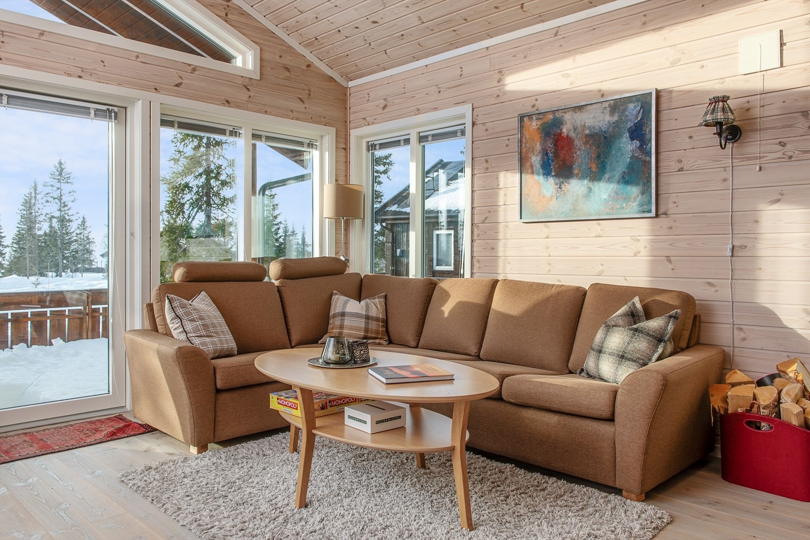 Det er en gjennomført og helhetlig stil i hytta med hvitpigmentert panel og lyse gulv. Tidløst. Galleribilde