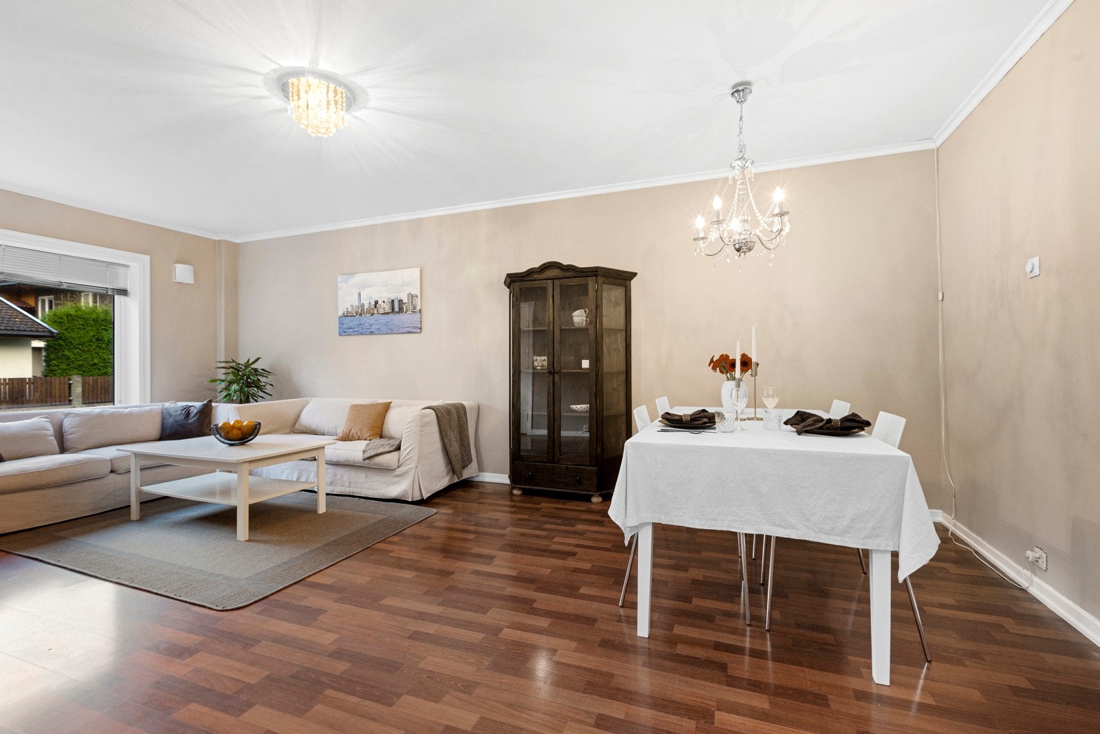 God plass i stue til salong og spisestue Galleribilde