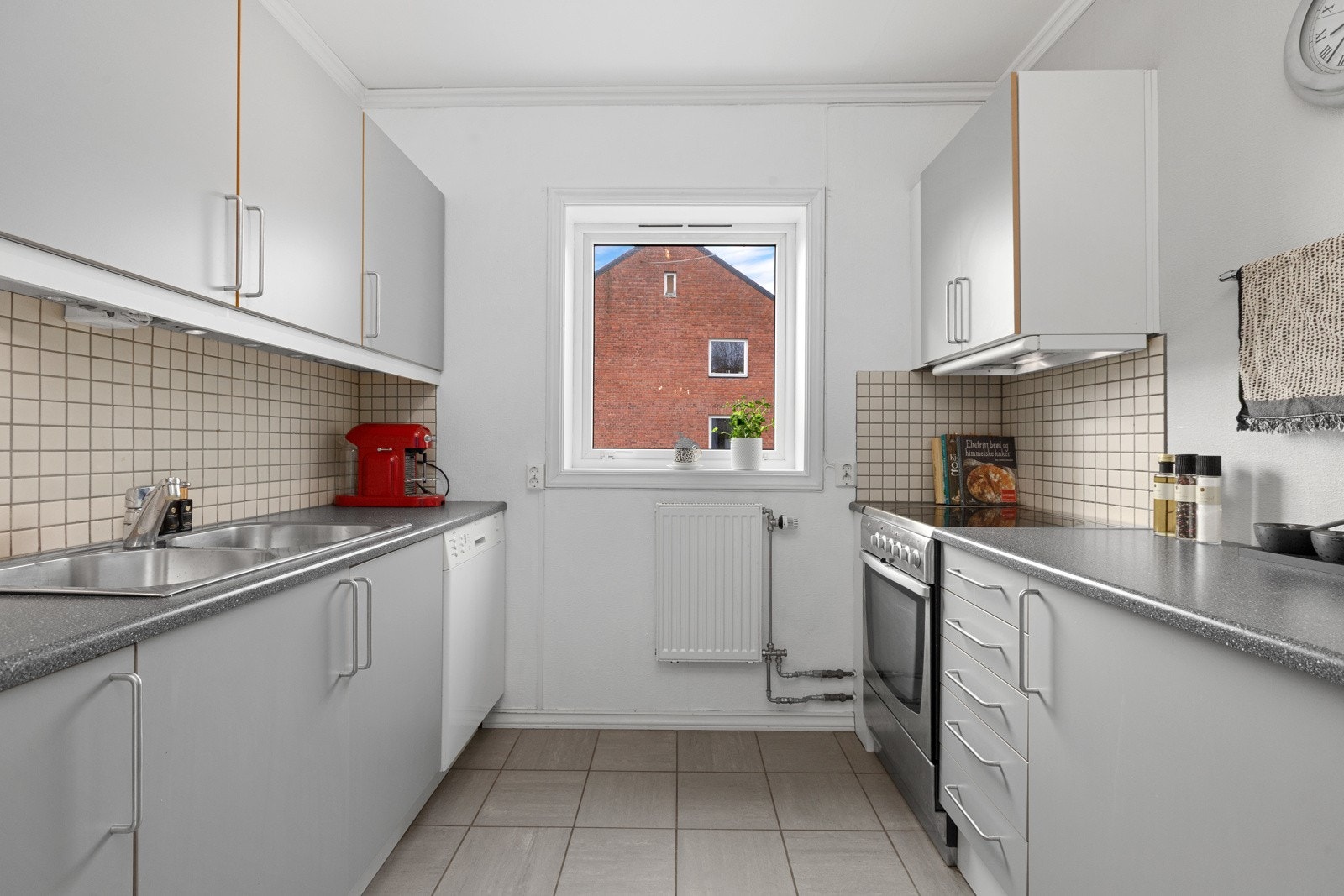 Kjøkken har lys innredning Galleribilde