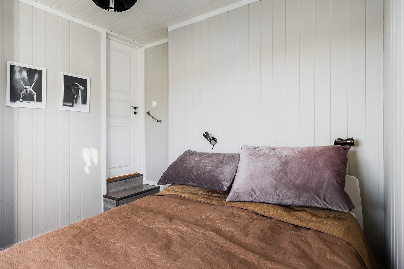 Begge soverommene har adkomst fra entreen og ligger to trappetrinn ned. Galleribilde