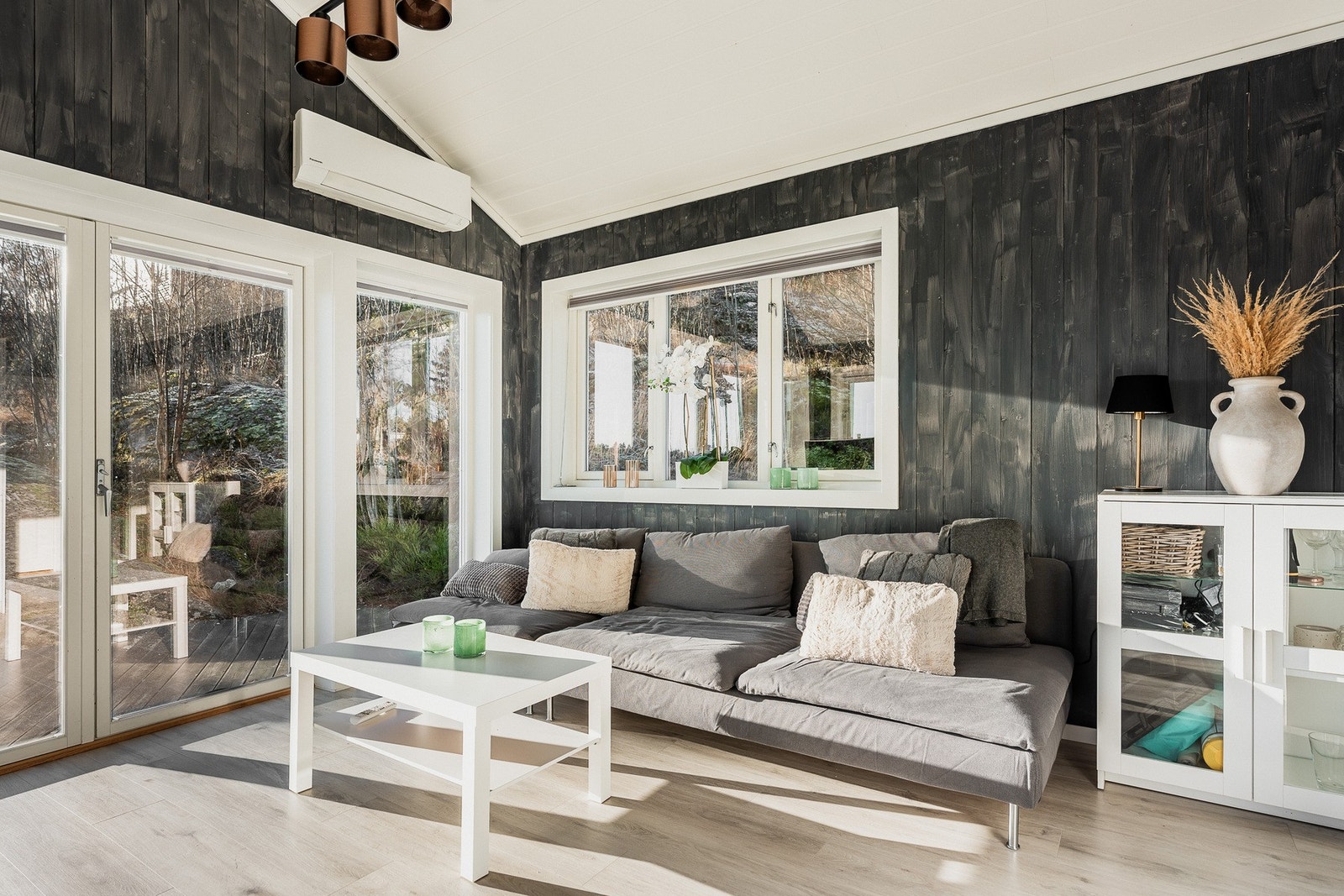 Varmepumpe, nytt laminatgulv og god plass til både sofagruppe og spisebord. Galleribilde