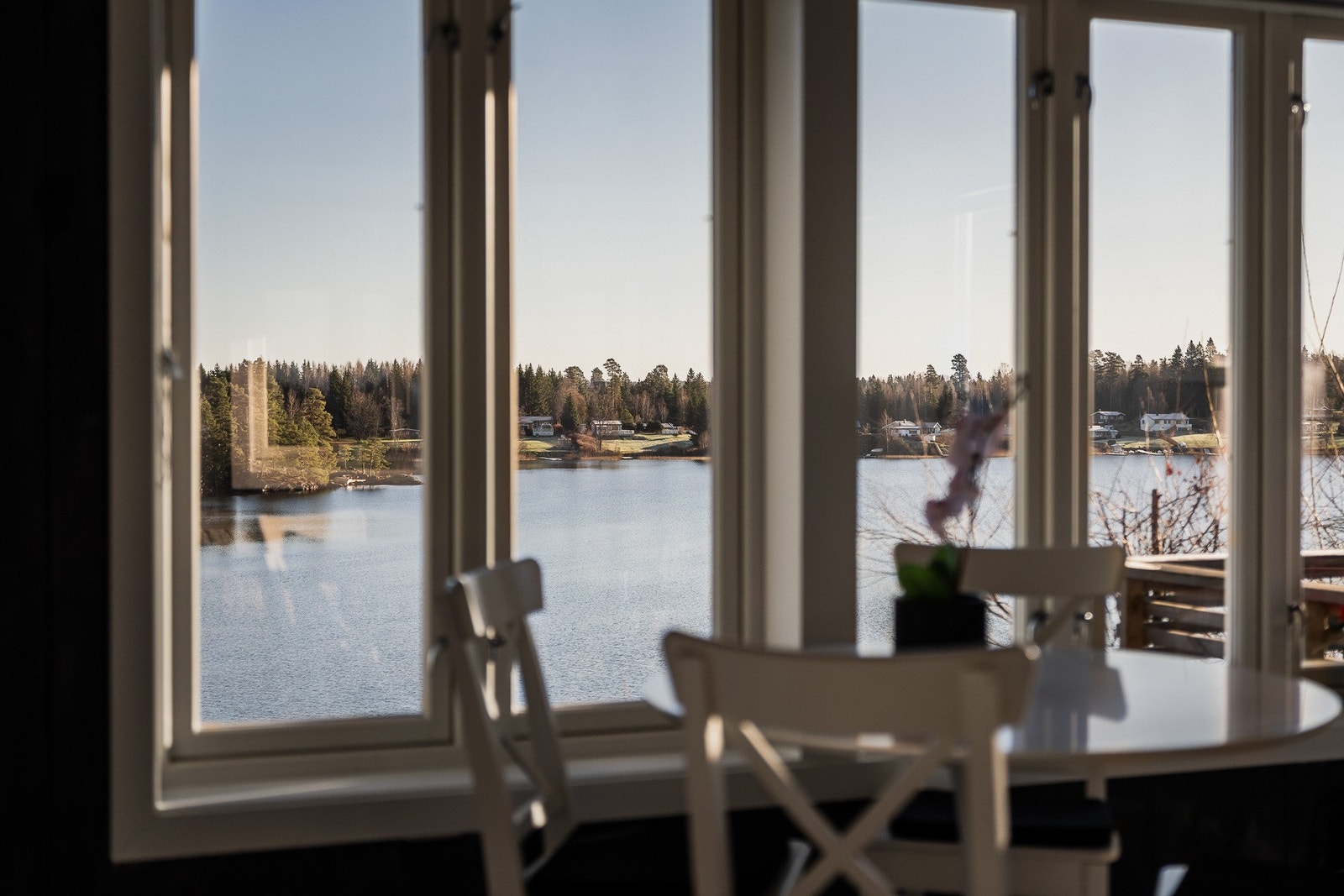 Vindusrekken mot øst gir orkesterplass til den flotte utsikten. Galleribilde