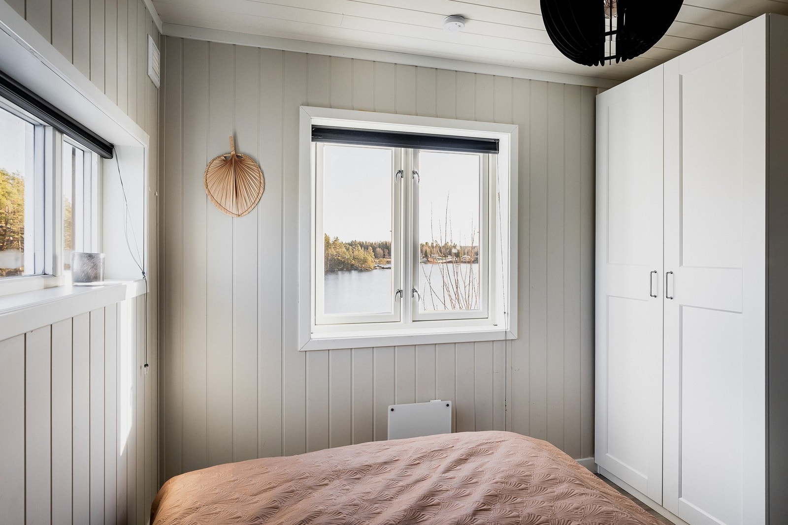 Vinduene er utstyrt med plisségardiner for solskjerming. Galleribilde