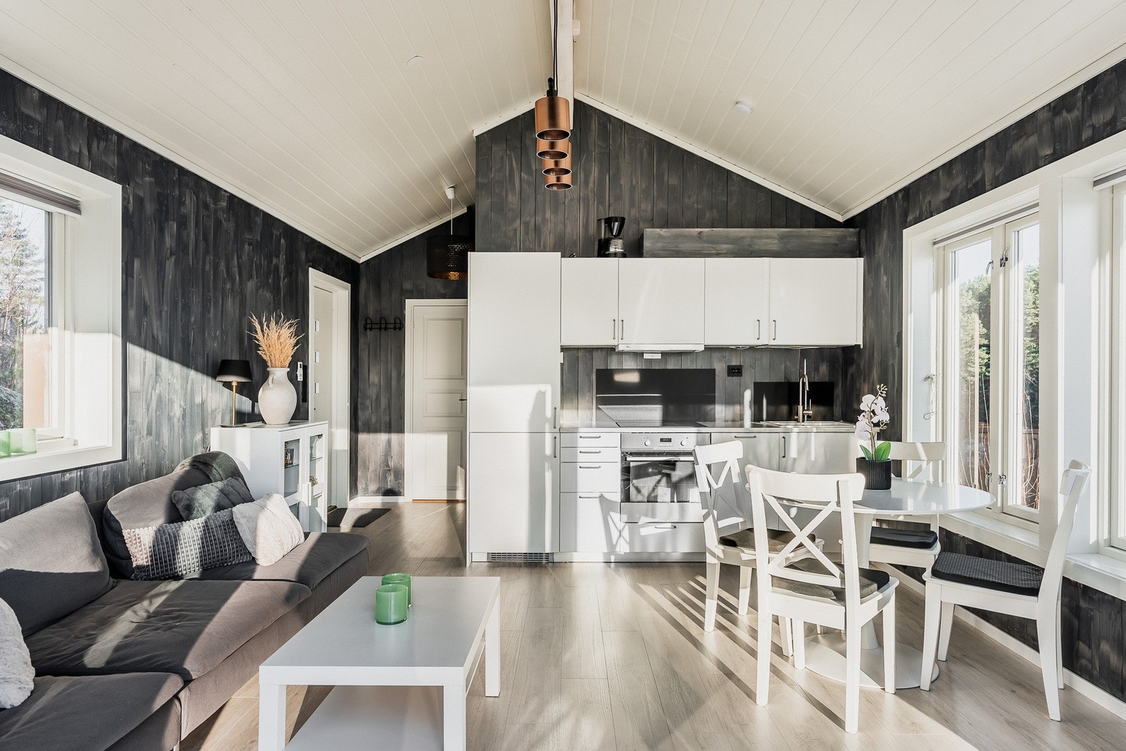 Kjøkkenet ligger i åpen løsning til stuen Galleribilde