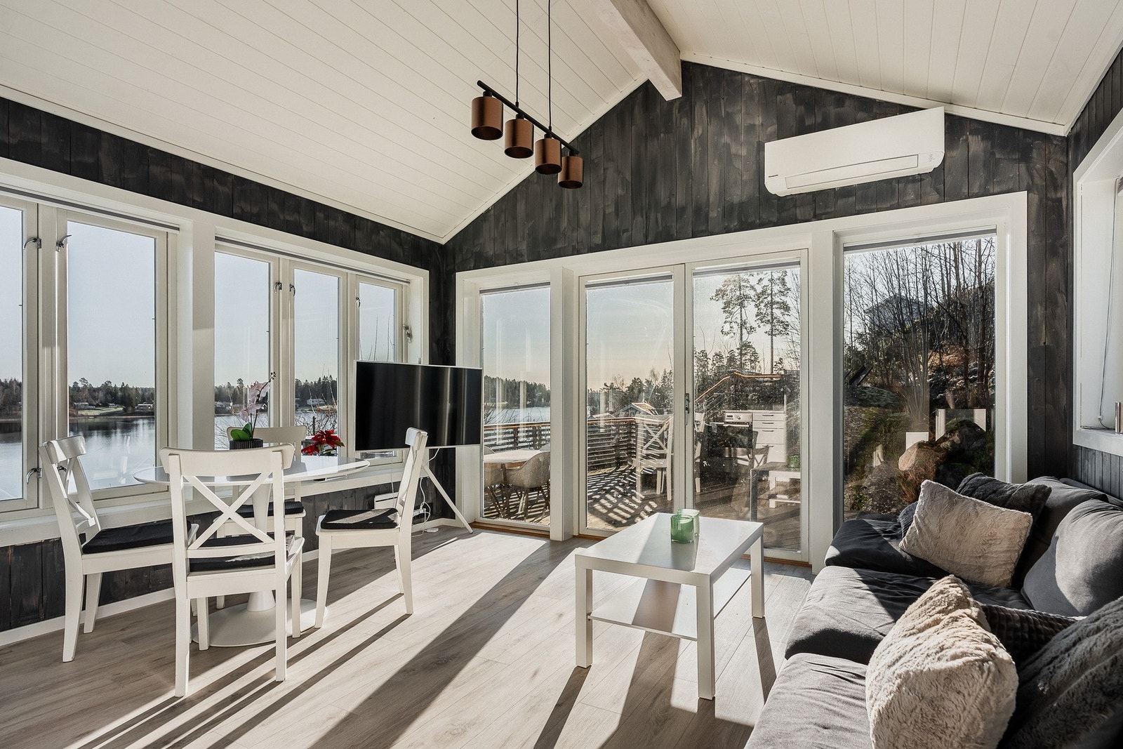 Idyllisk utsikt og dagslys fra vinduer på tre sider. Galleribilde