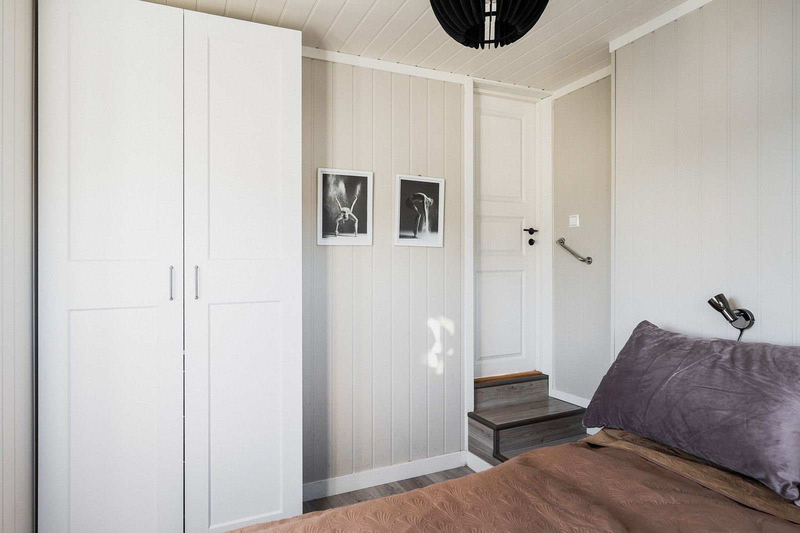 Det største soverommet er innredet med hvite garderobeskap og det er også noe lagringsplass på en hems over badet. Galleribilde