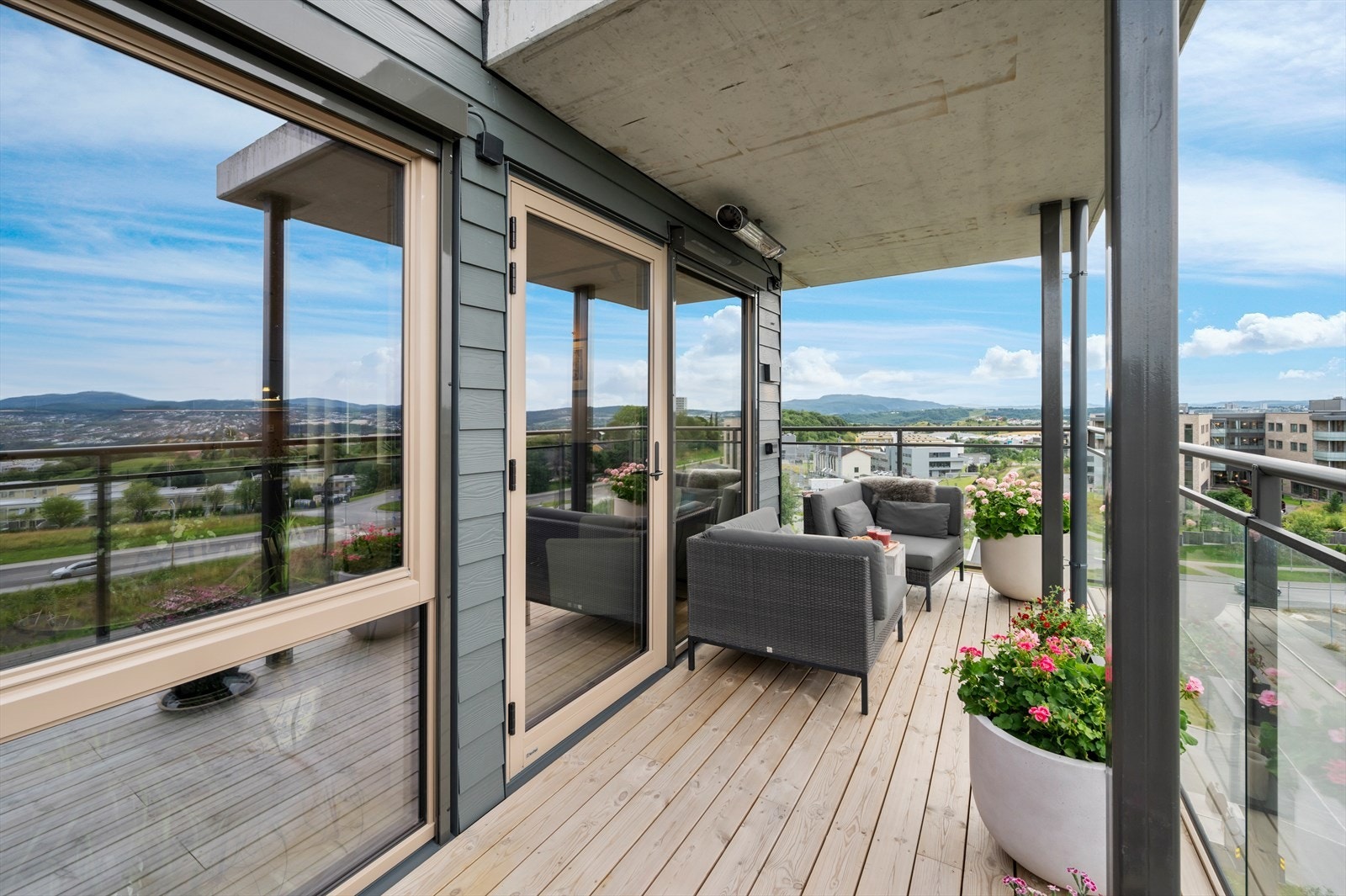 Som et ekstra tilvalg er det montert utvendige screens på de vestvendte vinduene, samt terrassevarmer på balkongen for økt komfort hele året. Galleribilde