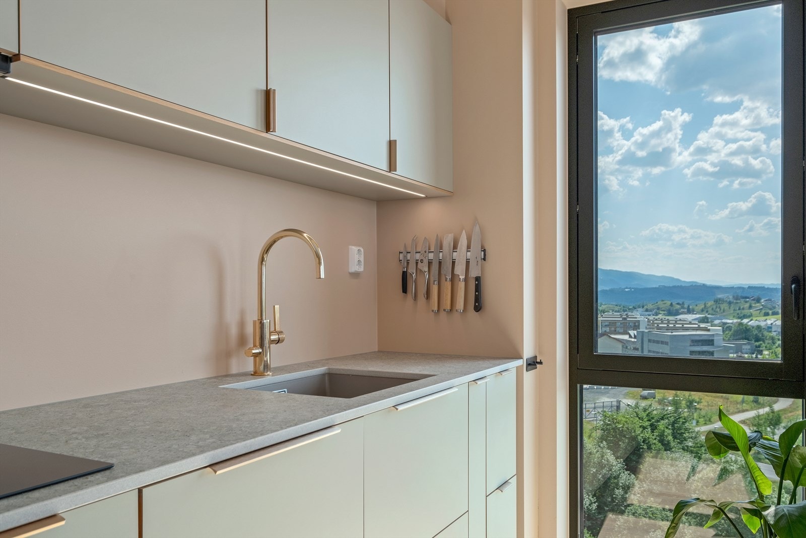 Endebeliggenheten i blokka gir fantastisk lys gjennom vinduene i sør, spesielt på de mørkeste vinterdagene. Galleribilde