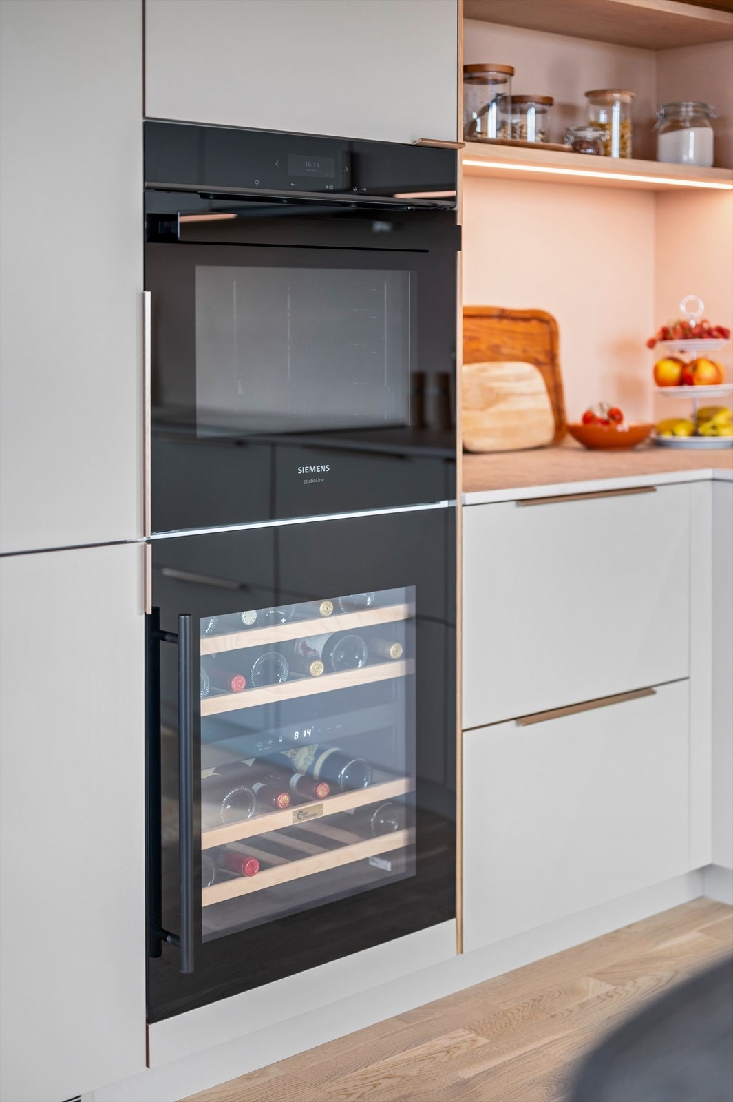 Kjøle-/fryseskap, komfyr og oppvaskmaskin er i IQ-serien til Siemens. Komfyr og oppvaskmaskin er oppgradert i byggeåret til enheter som kan styres med app. Galleribilde
