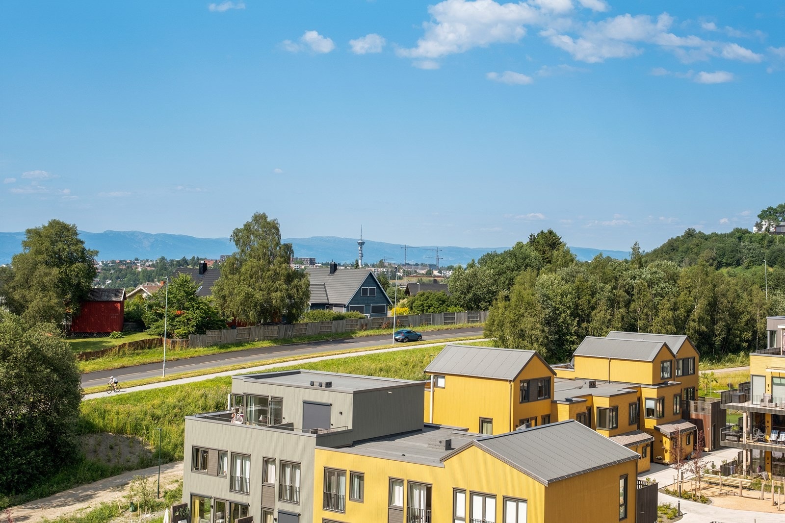 Fra sjuende etasje har du god utsikt som dekker hele runden fra Vassfjellet i sør, Byåsen i vest og til byen og fjorden i nordvest. Galleribilde