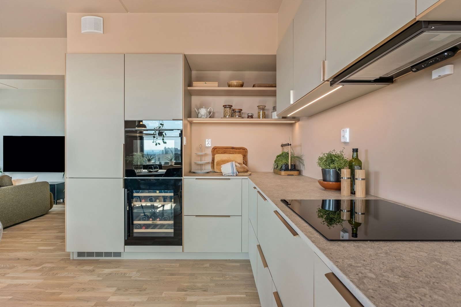 Det er også integrert vinkjøleskap, som gir en praktisk løsning for oppbevaring av vin i riktig temperatur. Galleribilde