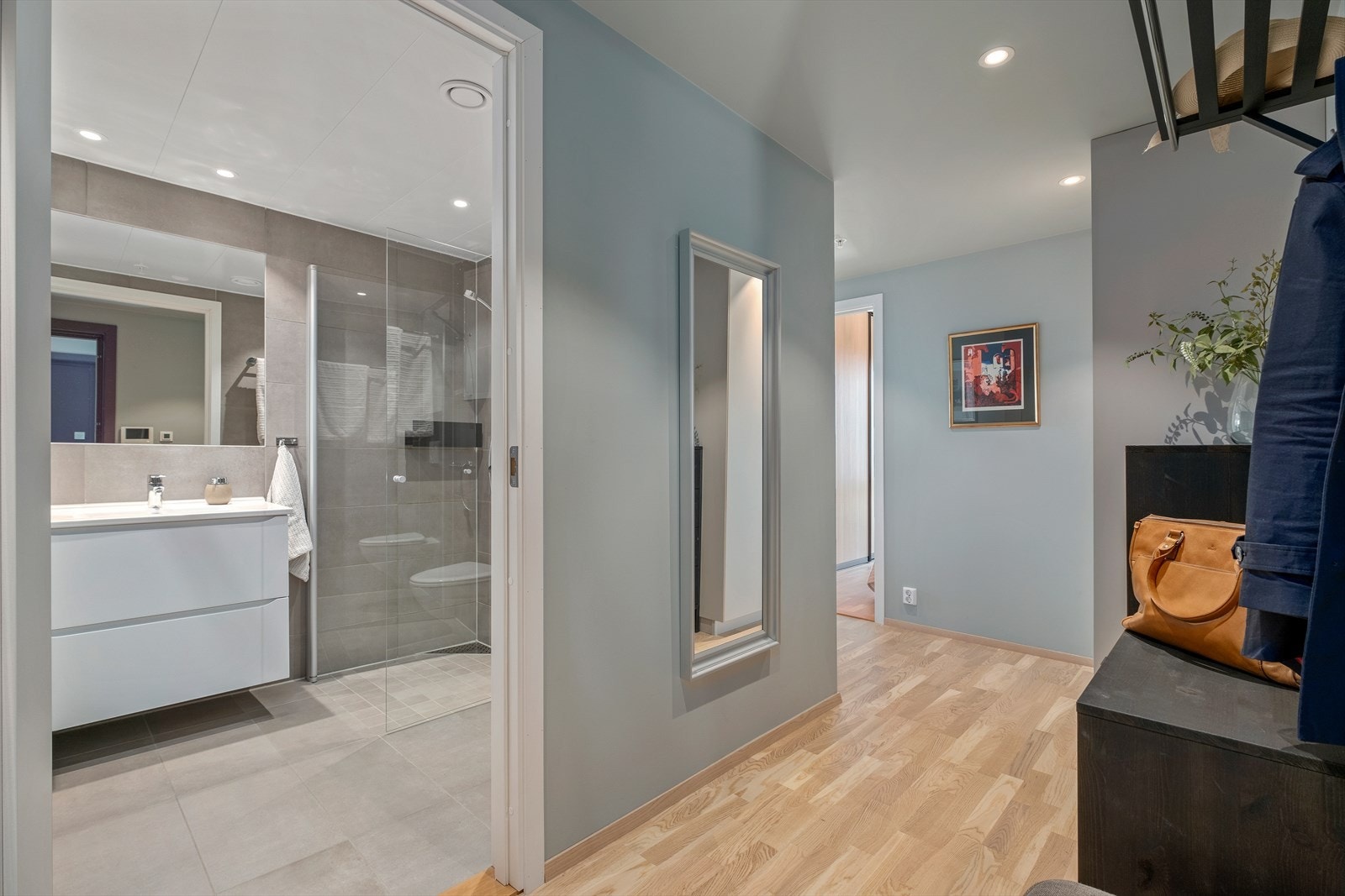 Baderommet på 5 m² ligger praktisk til med adkomst direkte fra gangen. Galleribilde