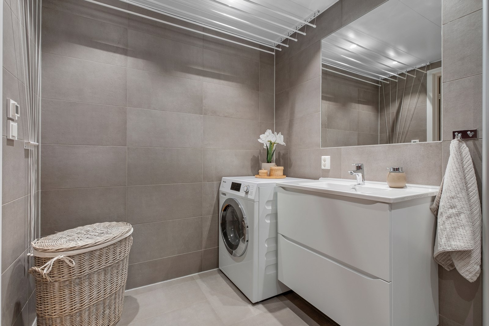 For enkel og effektiv tørking av klær er det montert tørkestenger, som utnytter plassen på en smart måte. Galleribilde