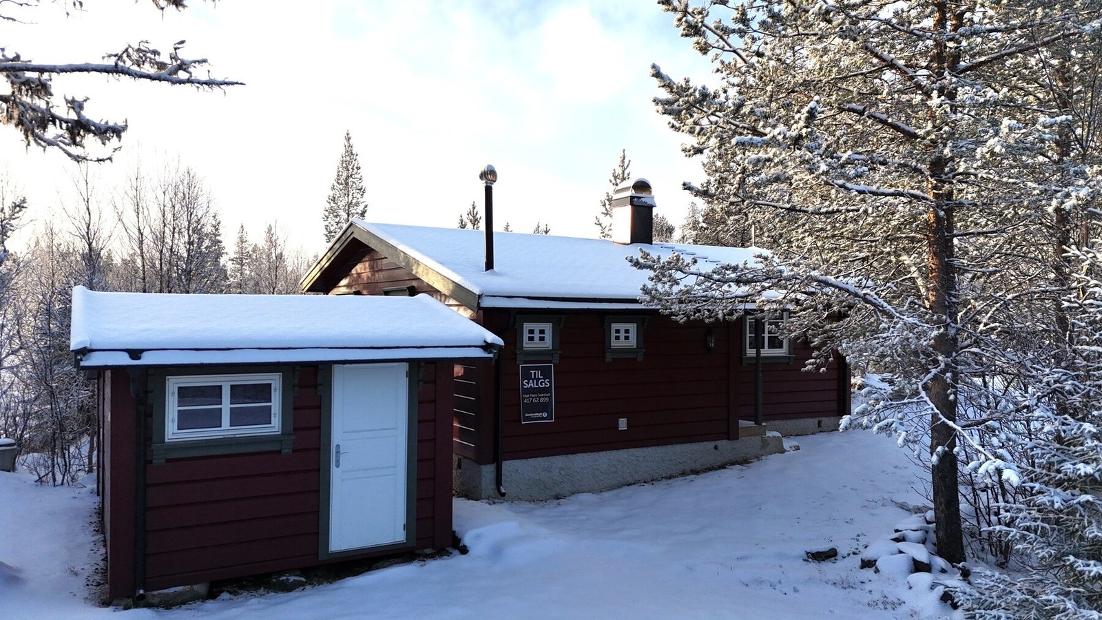 Hytta er fra 1971 og er oppgradert og godt vedlikeholdt av dagens eiere. Kledningen på hytta og uthuset ble byttet i 2015. Galleribilde