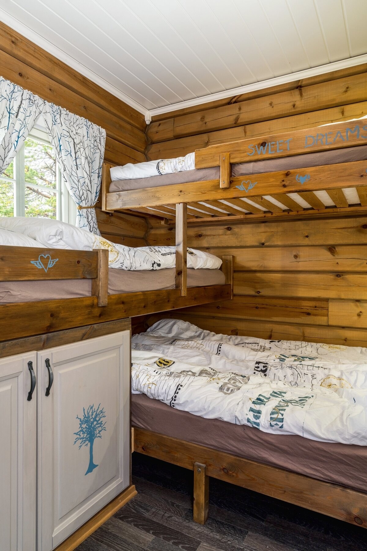 Soverommet i annekset har god arealutnytting og er innredet med plassbygd seng med 4 sengeplasser! Galleribilde