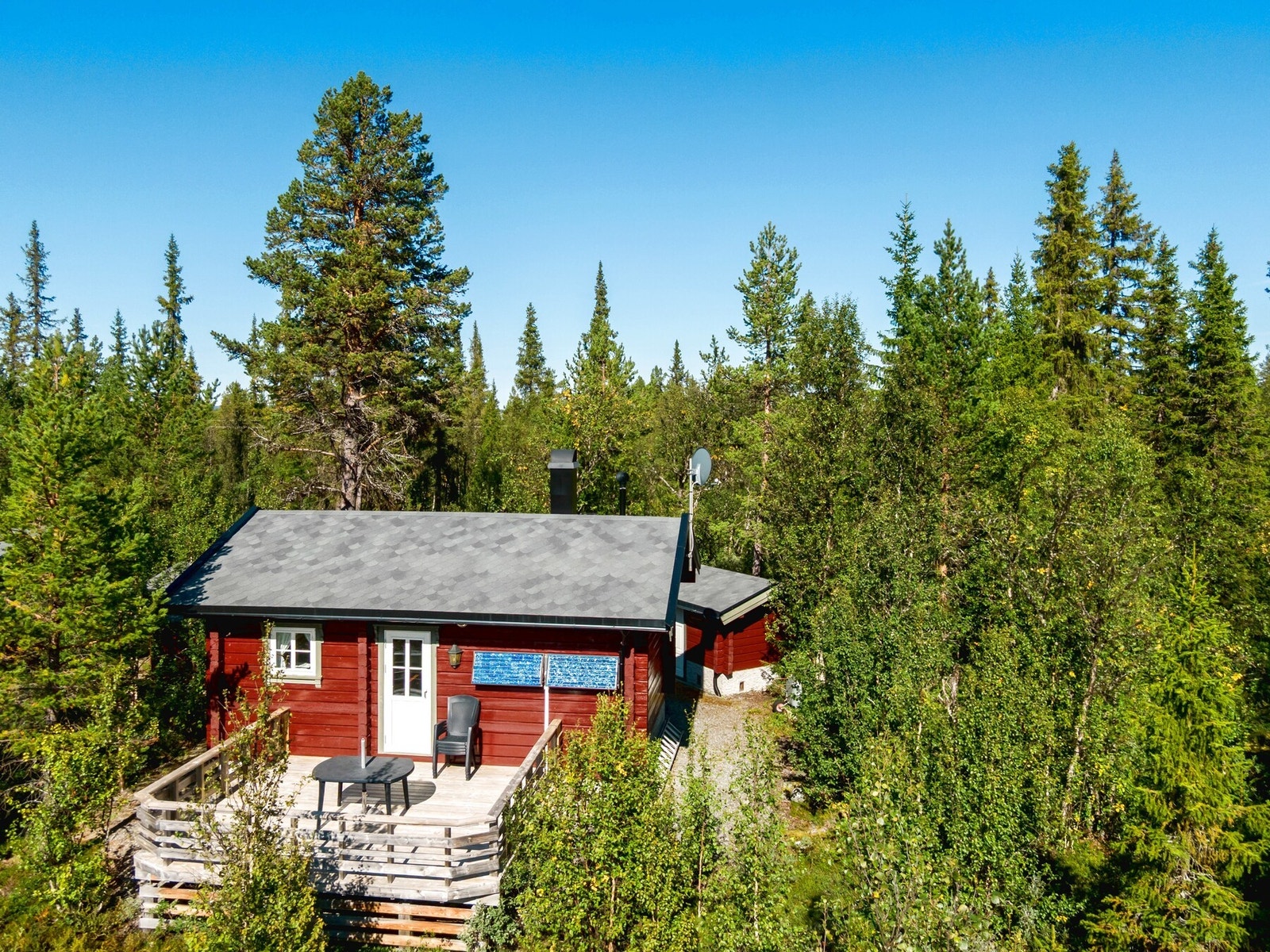 Annekset har også egen terrasse på 17 kvm. Annekset har 2 solcellepanel med regulator, omformer, batterilader og batteribank med 2 stk. batterier (2x290 amp) Galleribilde