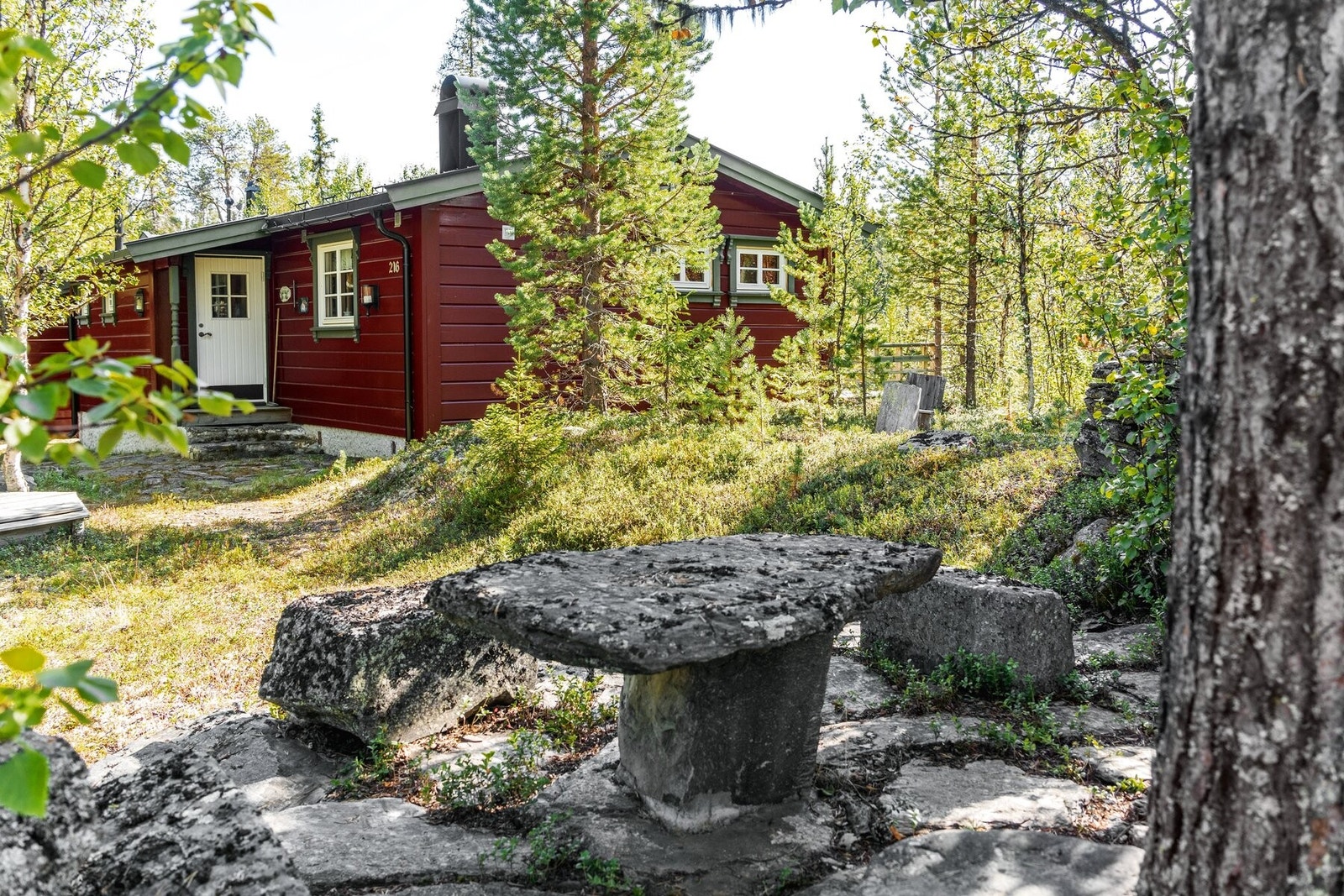 Liten sittegruppe av steiner. Galleribilde