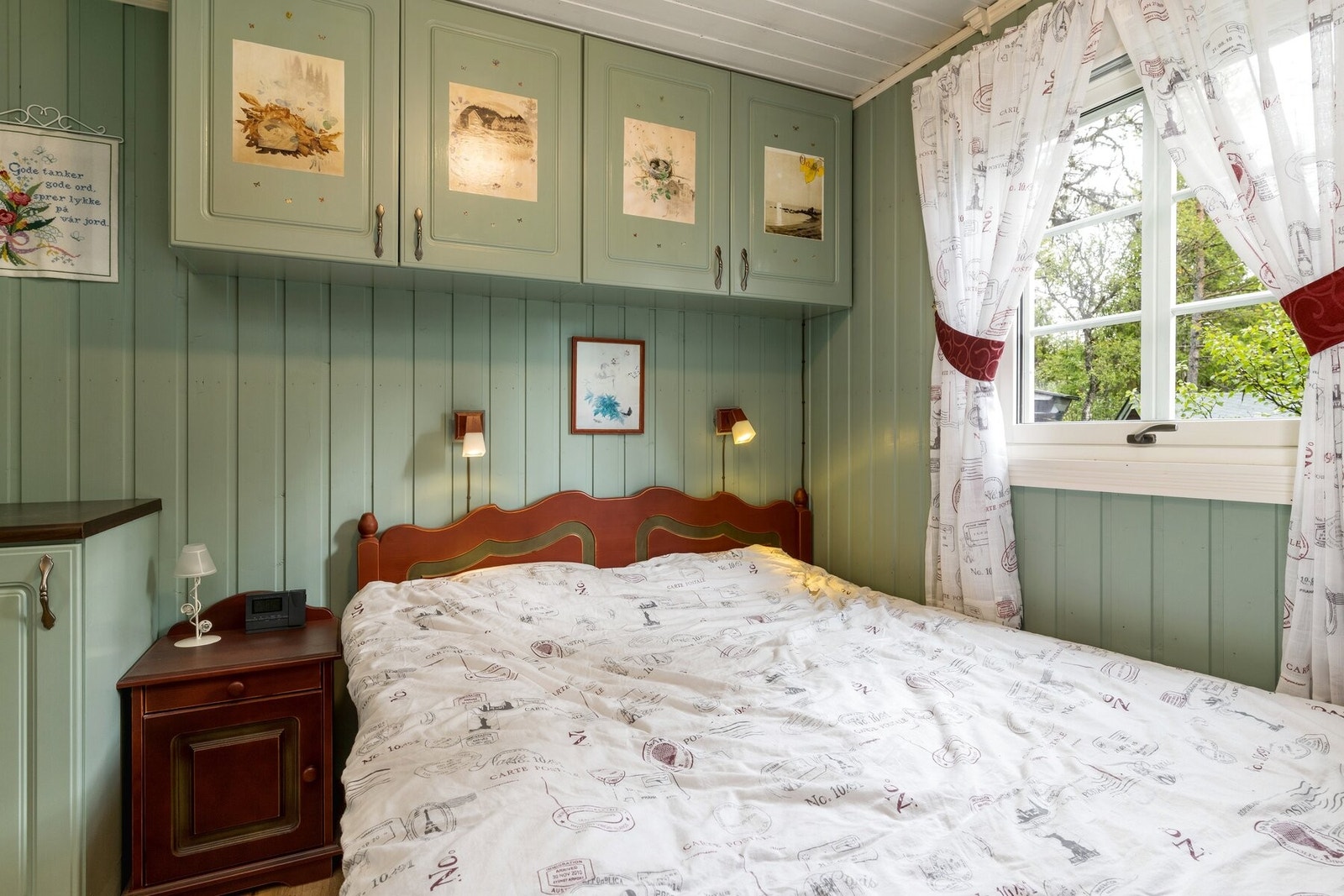 Hyttas hovedsoverom har plassbygde skap for praktisk oppbevaring. Galleribilde