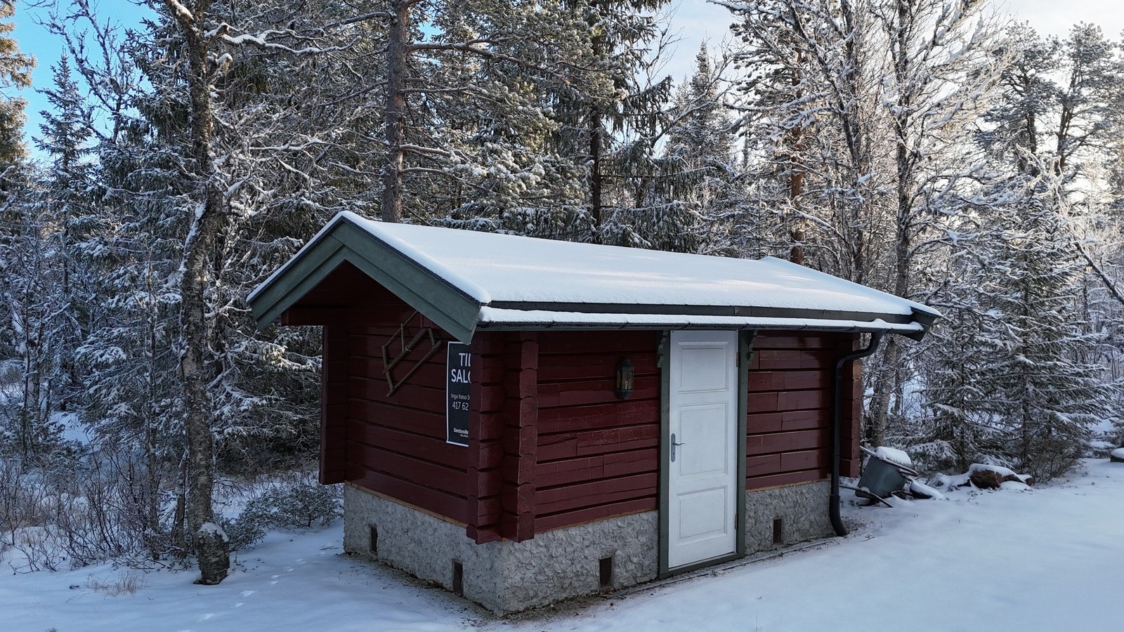 Vedskjulet og uthuset har god plass til oppbevaring av ved, utstyr, ski m.m. Det er lagt opp 12 volts solstrøm på både vedskjul og utebod. Galleribilde