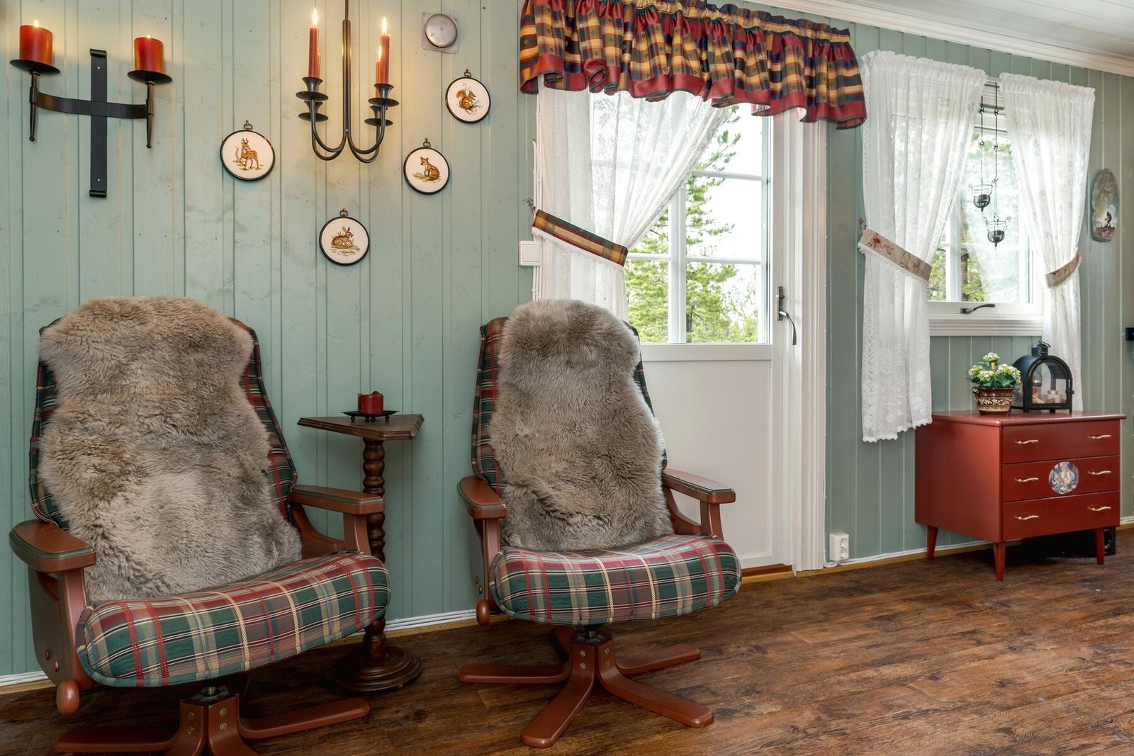 Fra stuen er det utgang til terrasse. Galleribilde